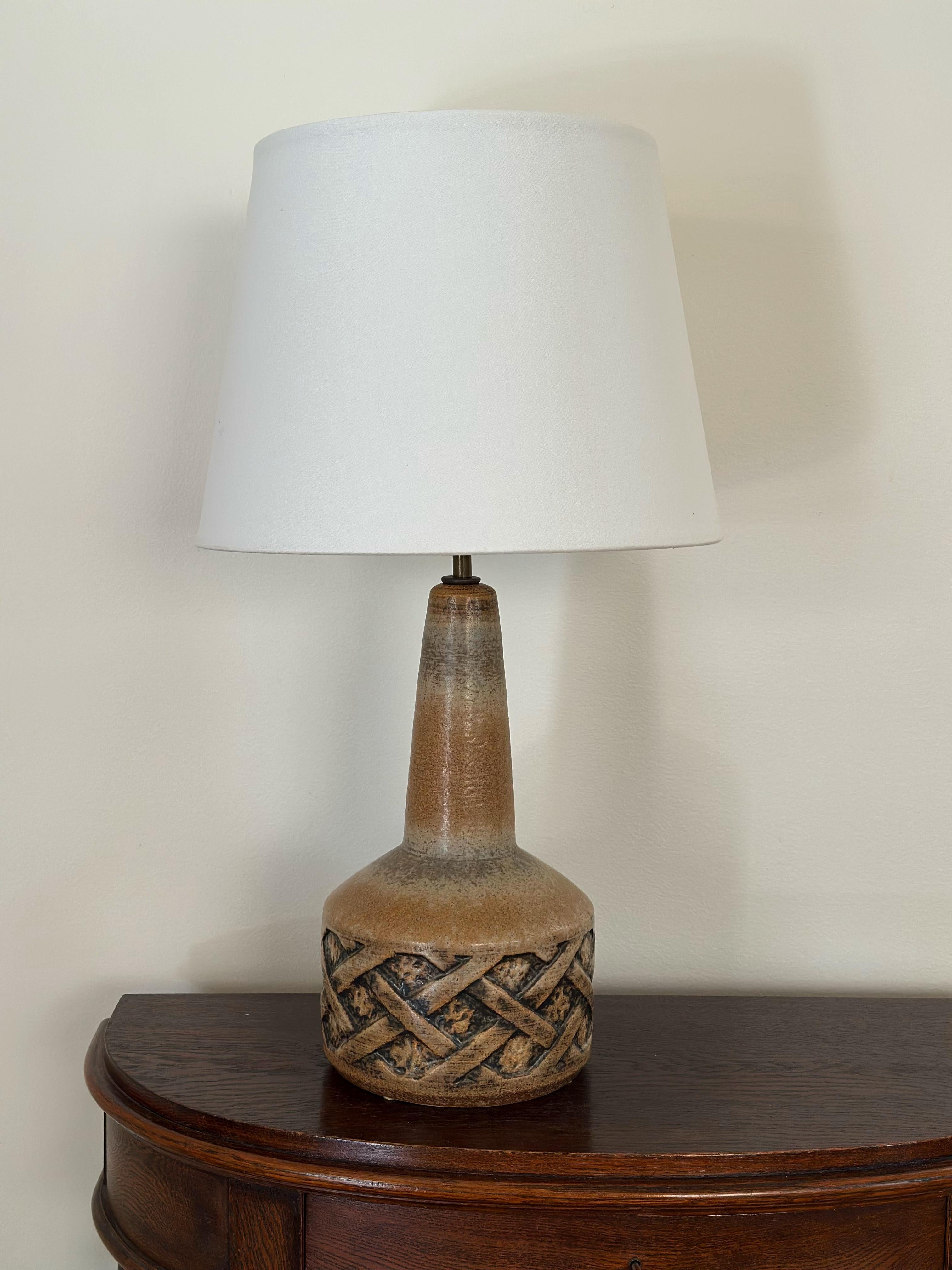 Grande et rare lampe de table en grès brun de la poterie de Soholm, fabriquée à la main dans les années 1960. Cette exquise lampe de table en grès porte la marque distinctive de Søholm Stentøj, produite par la célèbre société danoise Soholm