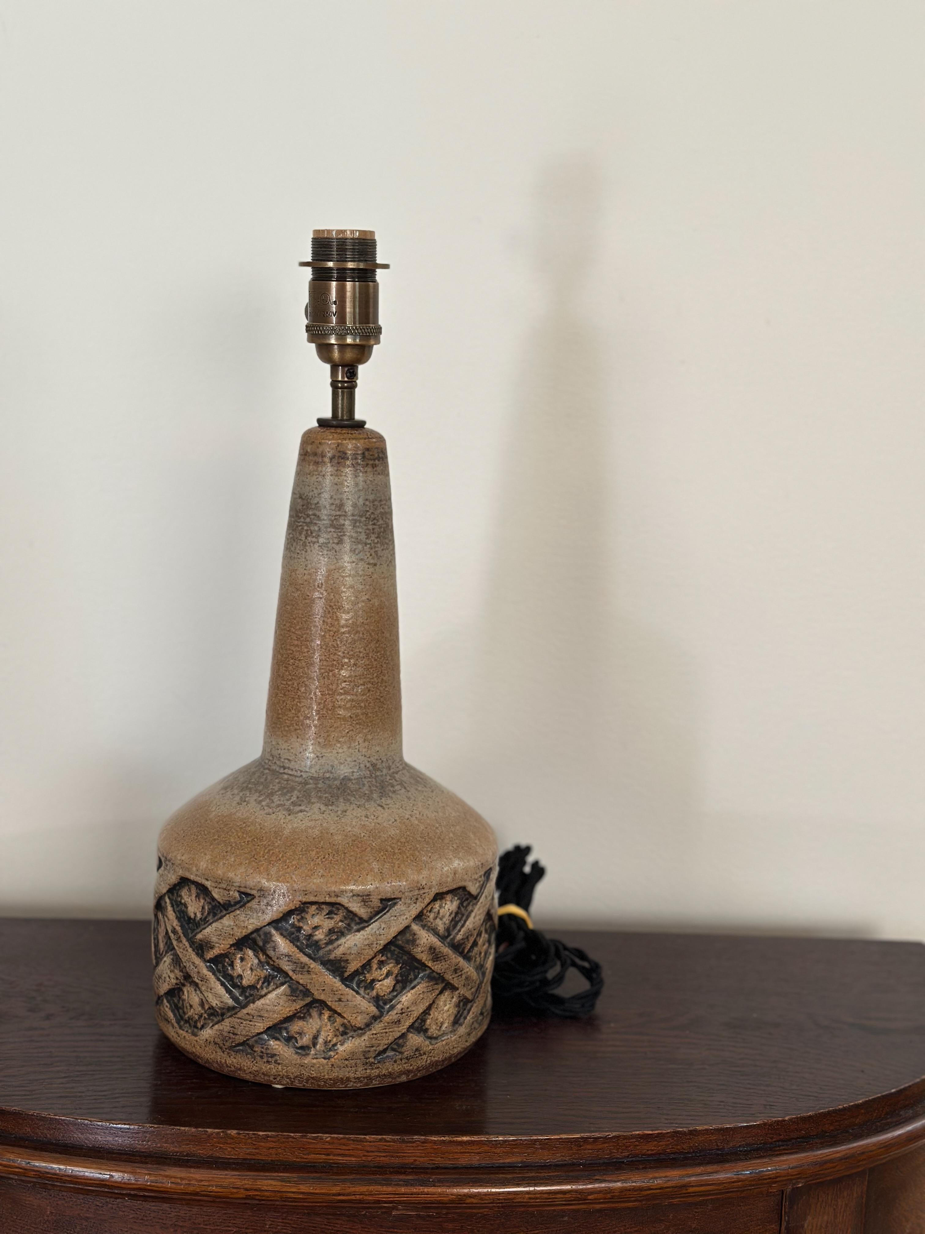 Danois Grande lampe de table en grès de Søholm, marron. 1960s. en vente