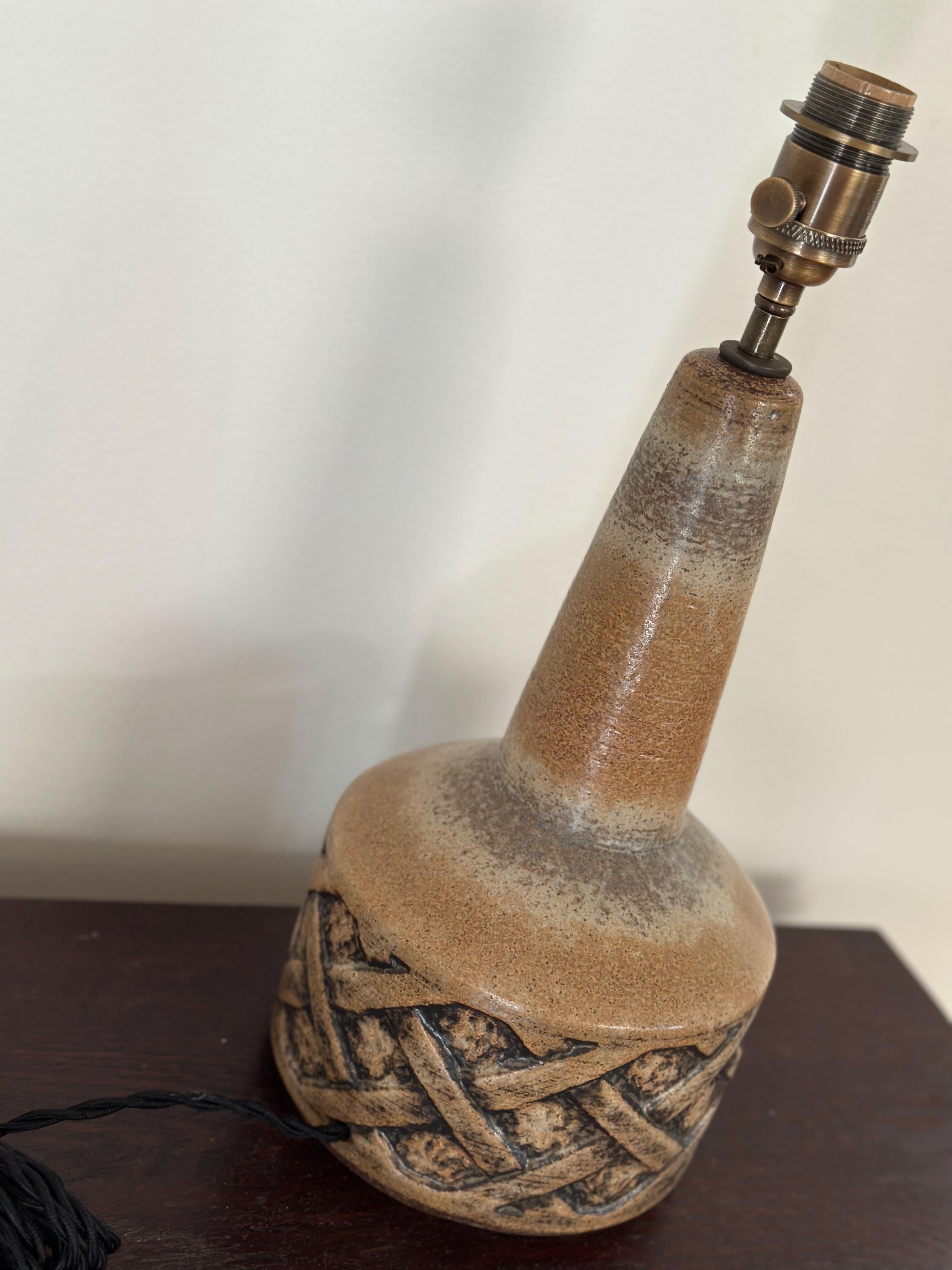 Milieu du XXe siècle Grande lampe de table en grès de Søholm, marron. 1960s. en vente