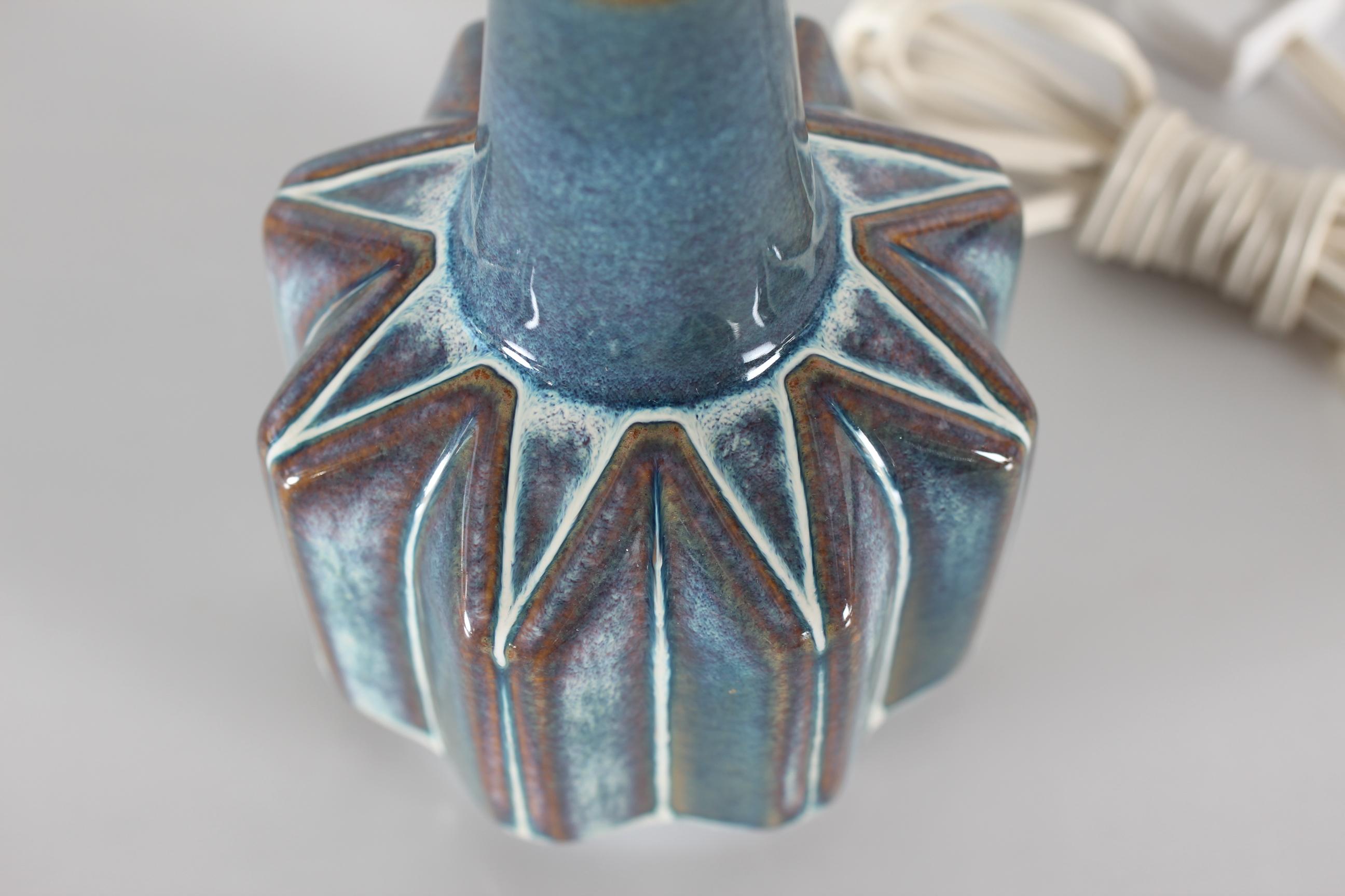 Dänische skulpturale Sholm-Tischlampe aus Keramik in Aqua, Blau und Grün Einar Johansen 1960er Jahre im Angebot 3