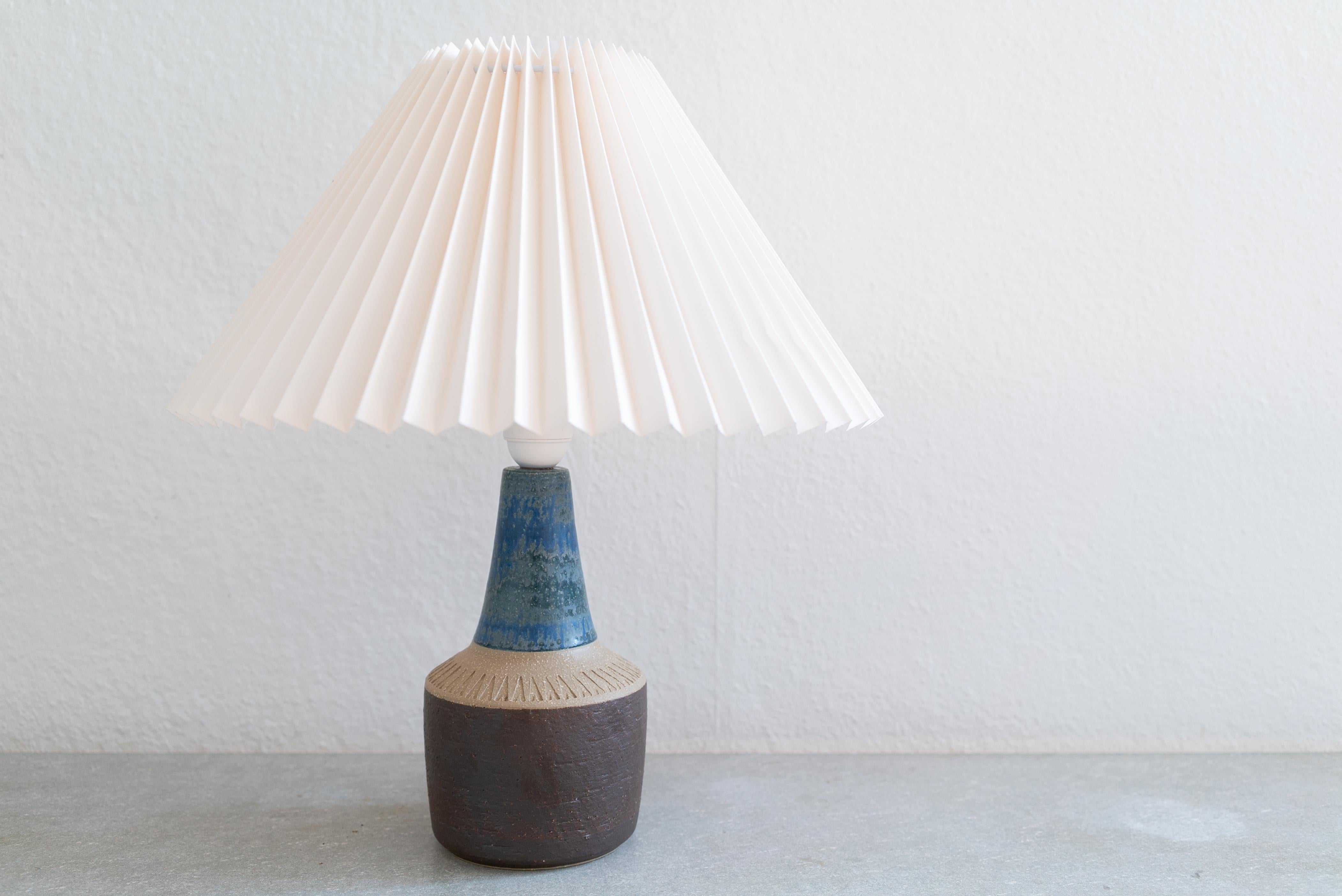 Lampe de table en grès fabriquée à la main par Einar Johansen pour Danish Søholm, situé sur l'île de Bornholm au Danemark, dans les années 1960.

Estampillé et signé sur la base.

Vendu sans abat-jour. La hauteur comprend la douille. Entièrement