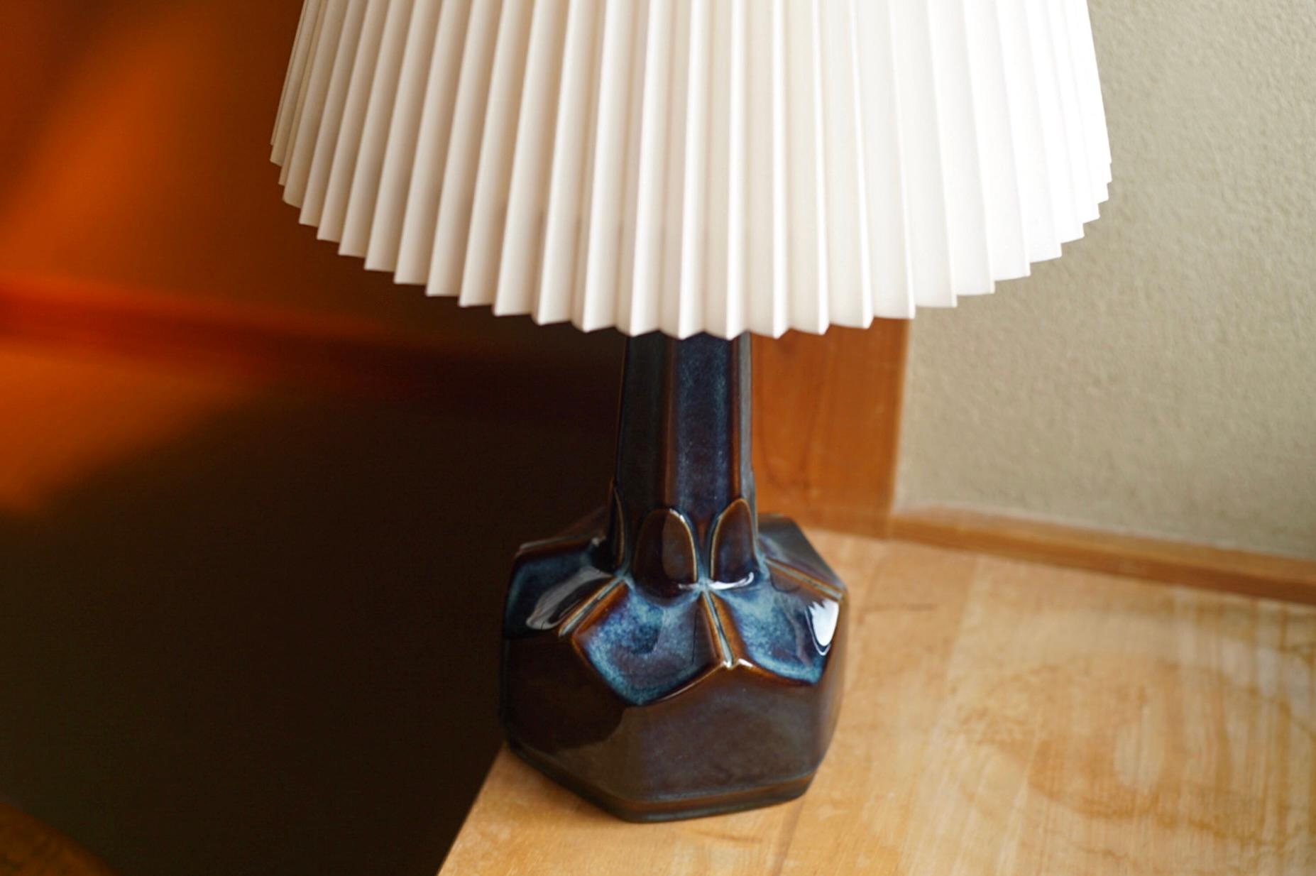 A stoneware table lamp handmade by Einar Jphansen for Danish Søholm located on the island of Bornholm in Denmark in the 1960s.

Stamped and signed on the base.

Sold without lampshade. Height includes socket. fully functional and in beautiful