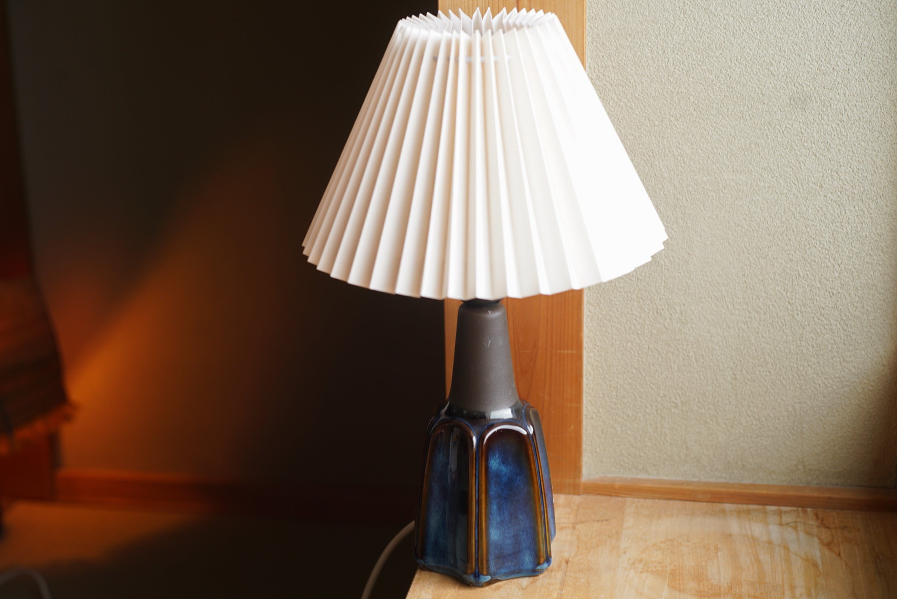 Lampe de table en grès fabriquée à la main par Einar Jphansen pour Danish Søholm, situé sur l'île de Bornholm au Danemark dans les années 1960.

Estampillé et signé sur la base.

Vendu sans abat-jour. La hauteur inclut la douille. Entièrement