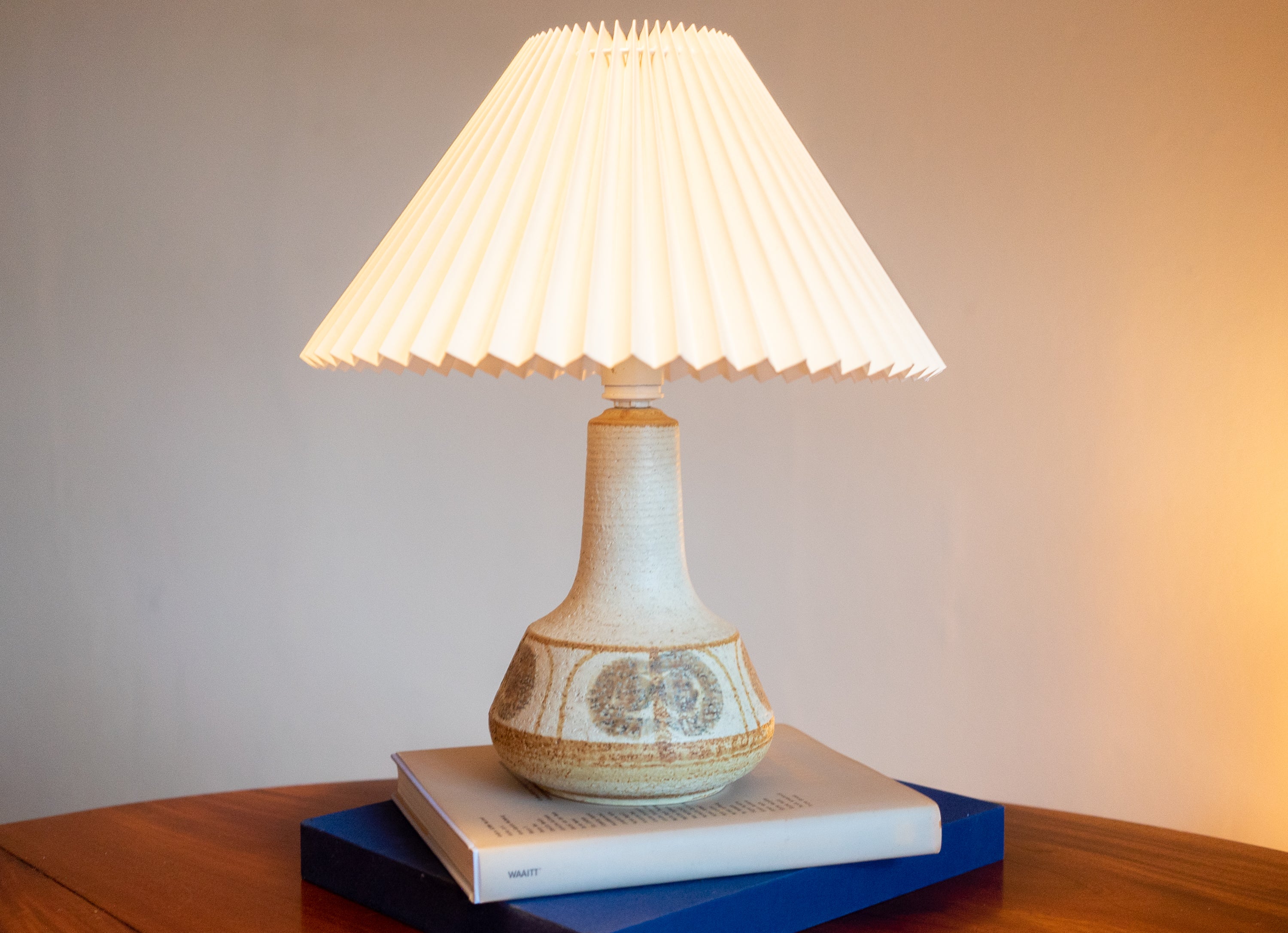 Lampe de table en grès fabriquée à la main par Noomi Backhausen et Poul Brandborg pour Danish Søholm, situé sur l'île de Bornholm au Danemark dans les années 1960.

Estampillé et signé sur la base.

Vendu sans abat-jour. La hauteur inclut la