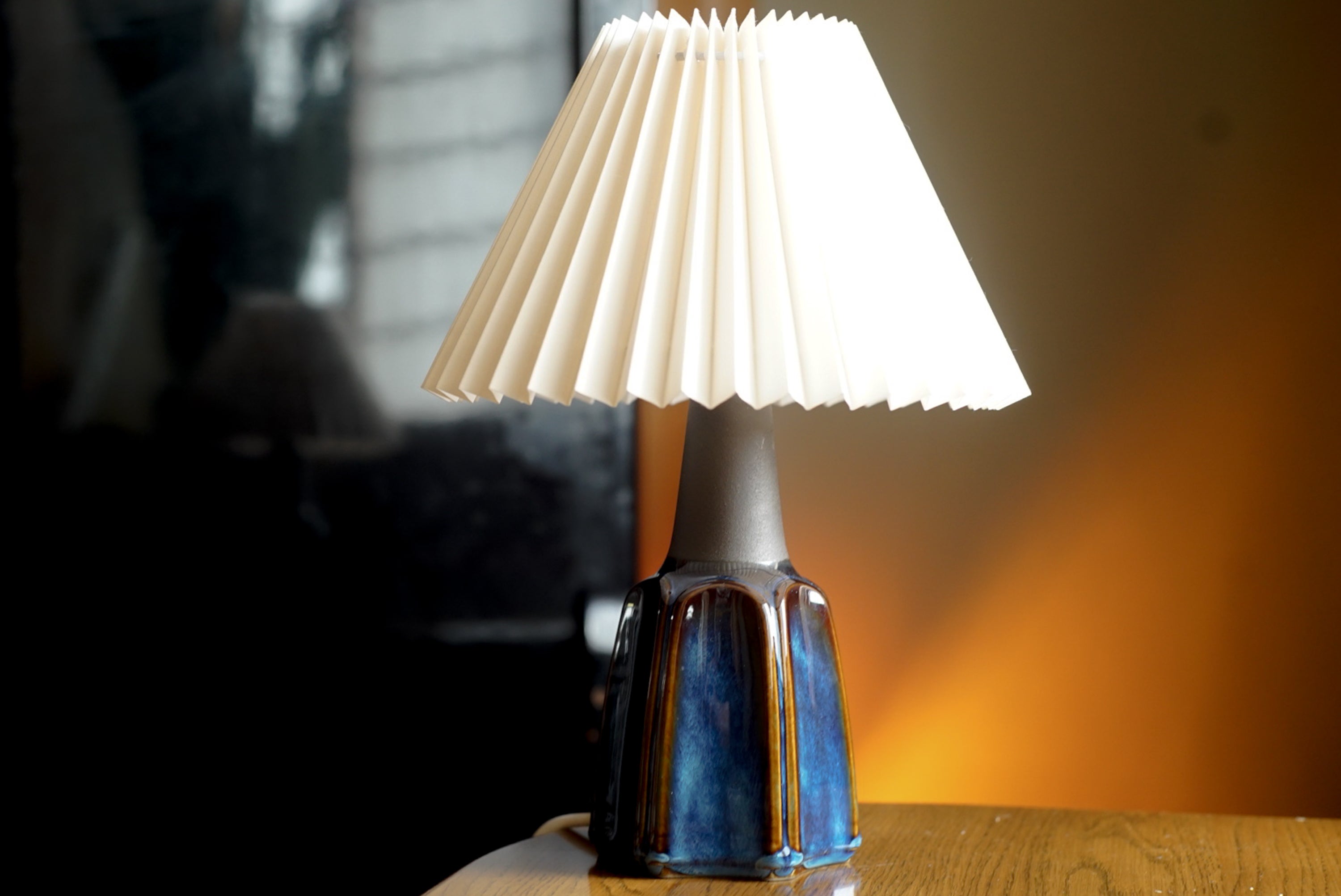 Una lampada da tavolo in gres realizzata a mano da Einar Jphansen per la ditta Danish Søholm, situata sull'isola di Bornholm in Danimarca negli anni '60.

Timbrata e firmata sulla base.

Venduto senza paralume. L'altezza è comprensiva di presa.