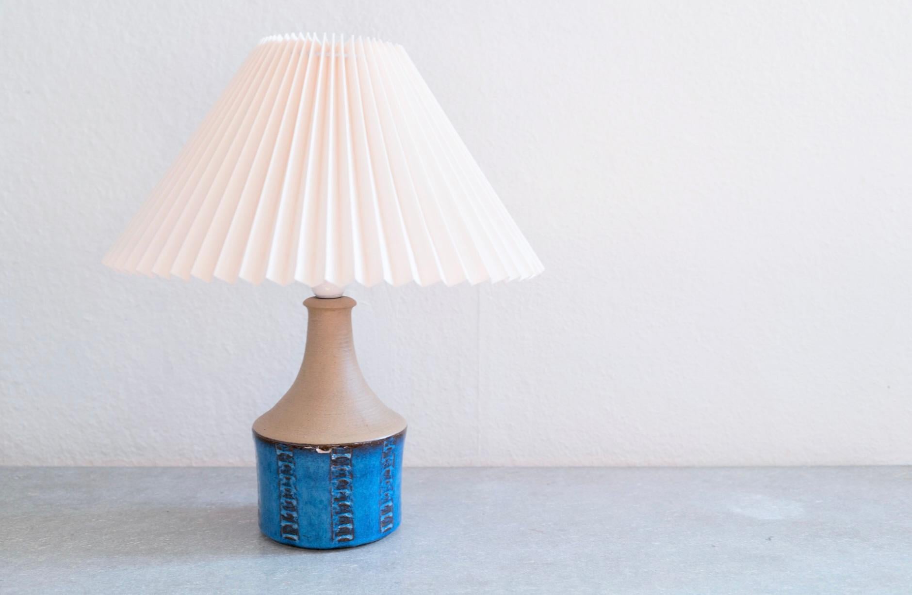 Una lampada da tavolo in gres realizzata a mano da Maria Philippi per Danish Søholm, situata sull'isola di Bornholm in Danimarca negli anni '60.

Timbrata e firmata sulla base.

Venduto senza paralume. L'altezza è comprensiva di presa.