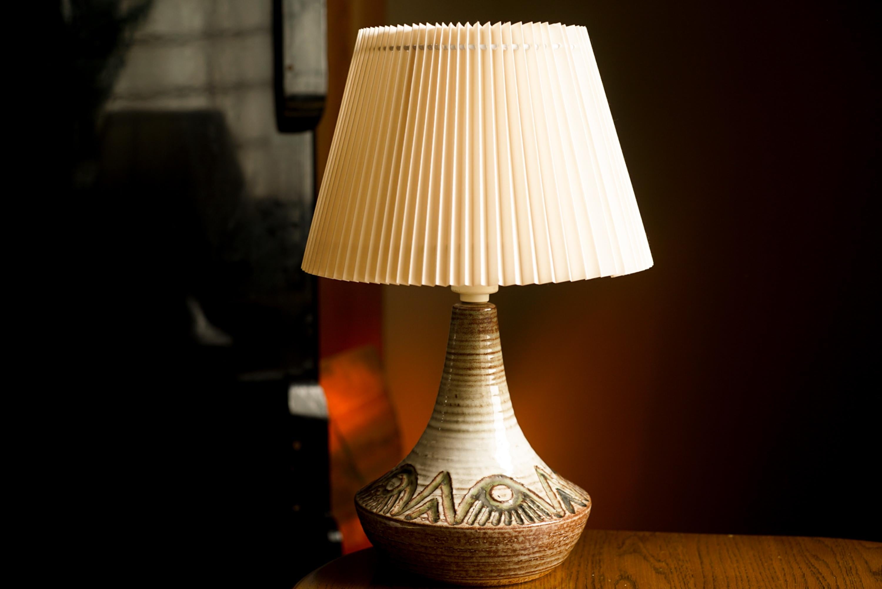Eine Tischlampe aus Steingut, handgefertigt von Noomi Backhausen und Poul Brandborg für die dänische Firma Søholm auf der Insel Bornholm in Dänemark in den 1960er Jahren.

Auf dem Sockel gestempelt und signiert.

Verkauft ohne Lampenschirm. Höhe