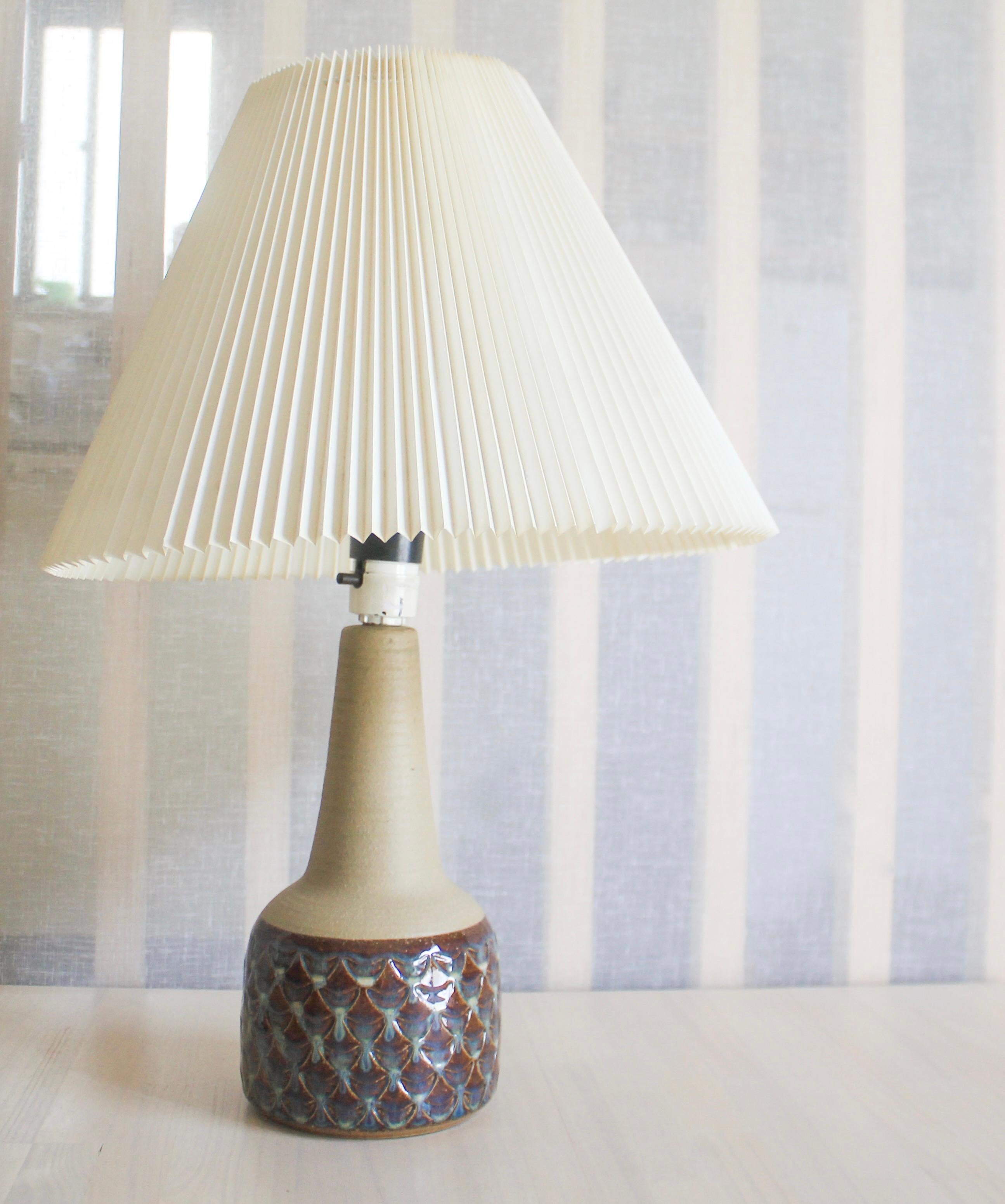 A stoneware table lamp handmade by Einar Johansen for Søholm n the 1960s located on the island of Bornholm in Denmark.

Stamped and signed on the base.

Sold without lampshade. Height includes socket. fully functional and in beautiful condition.