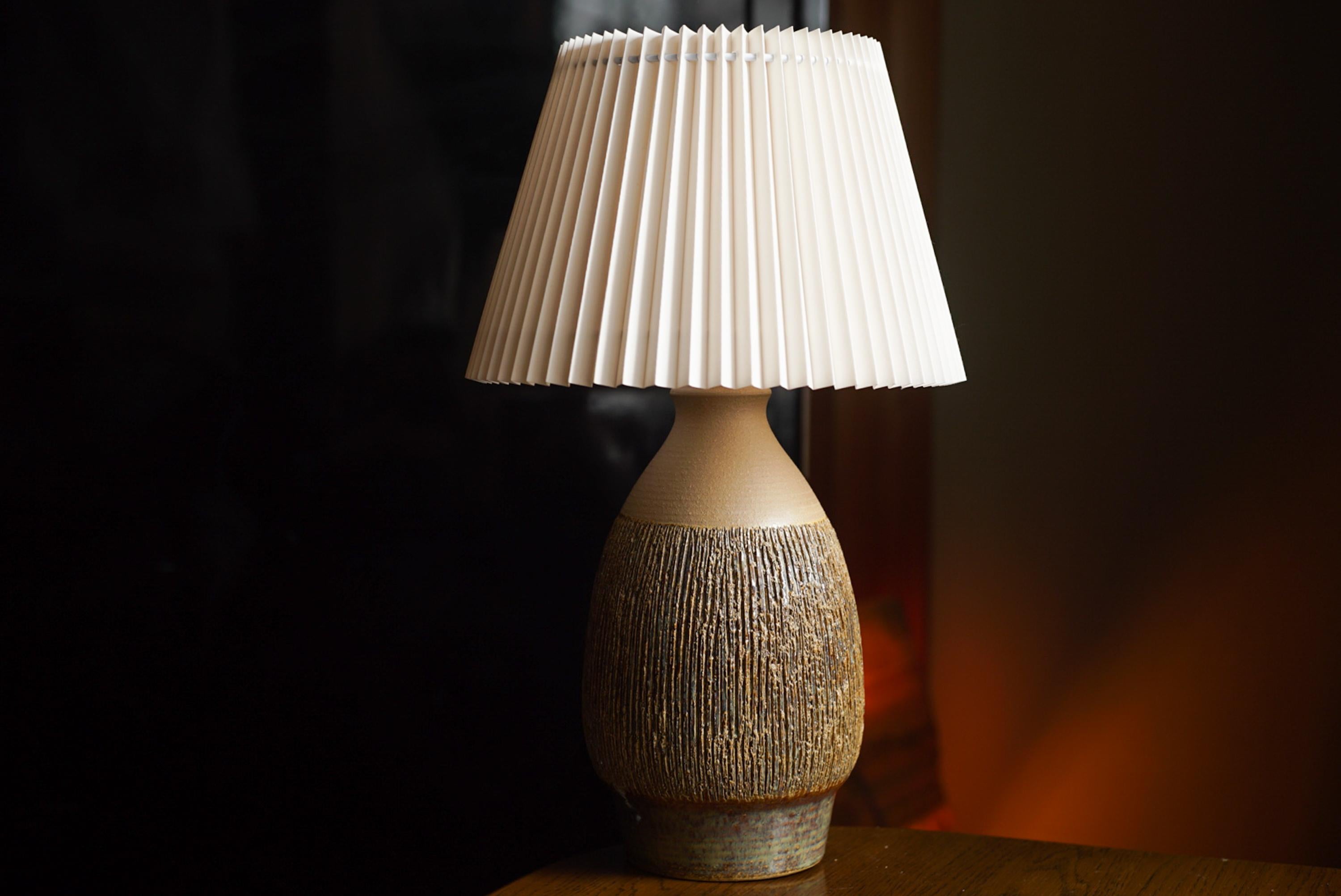 A stoneware table lamp handmade by SVEND AAGE JENSEN for Søholm located on the island of Bornholm in Denmark in the 1960s.

Stamped and signed on the base.

Sold without lampshade. Height includes socket. fully functional and in beautiful