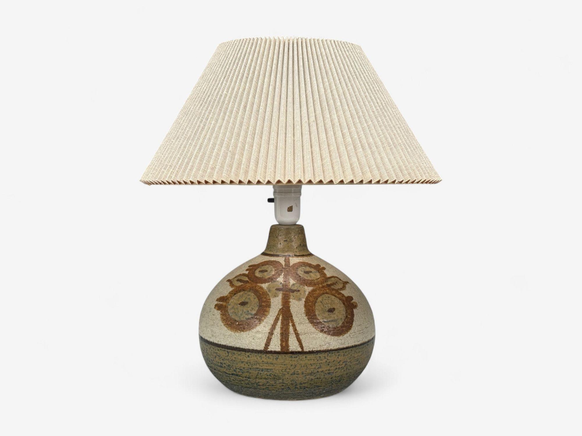 Søholm Stentøj, lampe de table danoise moderne du milieu du siècle, en grès, Danemark, années 1970

Lampe de table en grès non émaillé vert et beige conçue et produite par Søholm Stentøj au Danemark dans la seconde moitié du XXe siècle. Cet