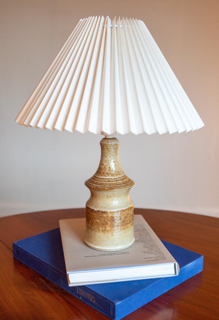 A stoneware table lamp handmade by Joseph Simon for Danish Søholm located on the island of Bornholm in Denmark in the 1960s.

Glaze features brown. Stamped and signed on base.

Sold without lampshade. Height includes socket. fully functional and in