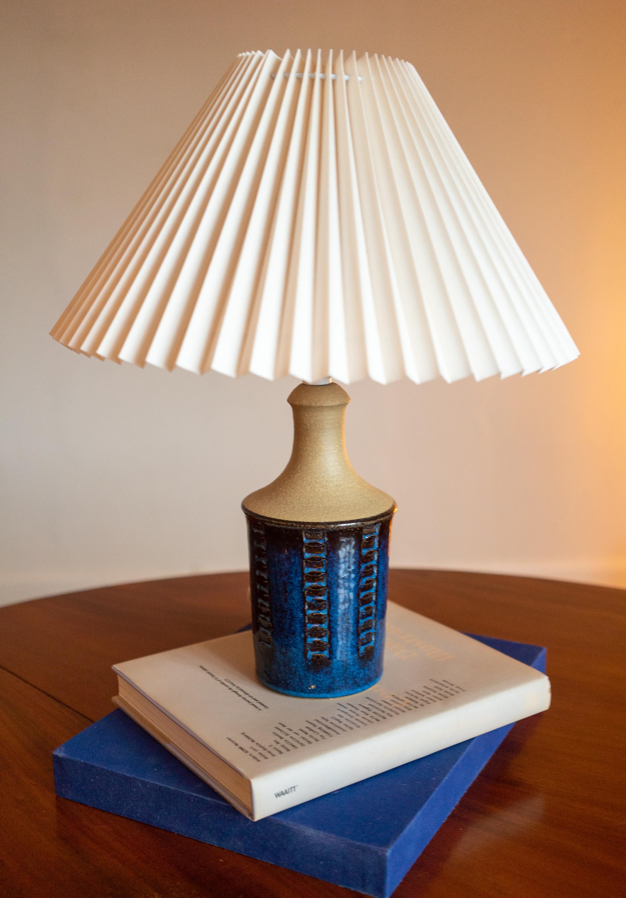 A stoneware table lamp handmade by Maria Phillipi for Danish Søholm located on the island of Bornholm in Denmark in the 1960s.

Stamped and signed on the base.

Sold without lampshade. Height includes socket. 
fully functional and in beautiful