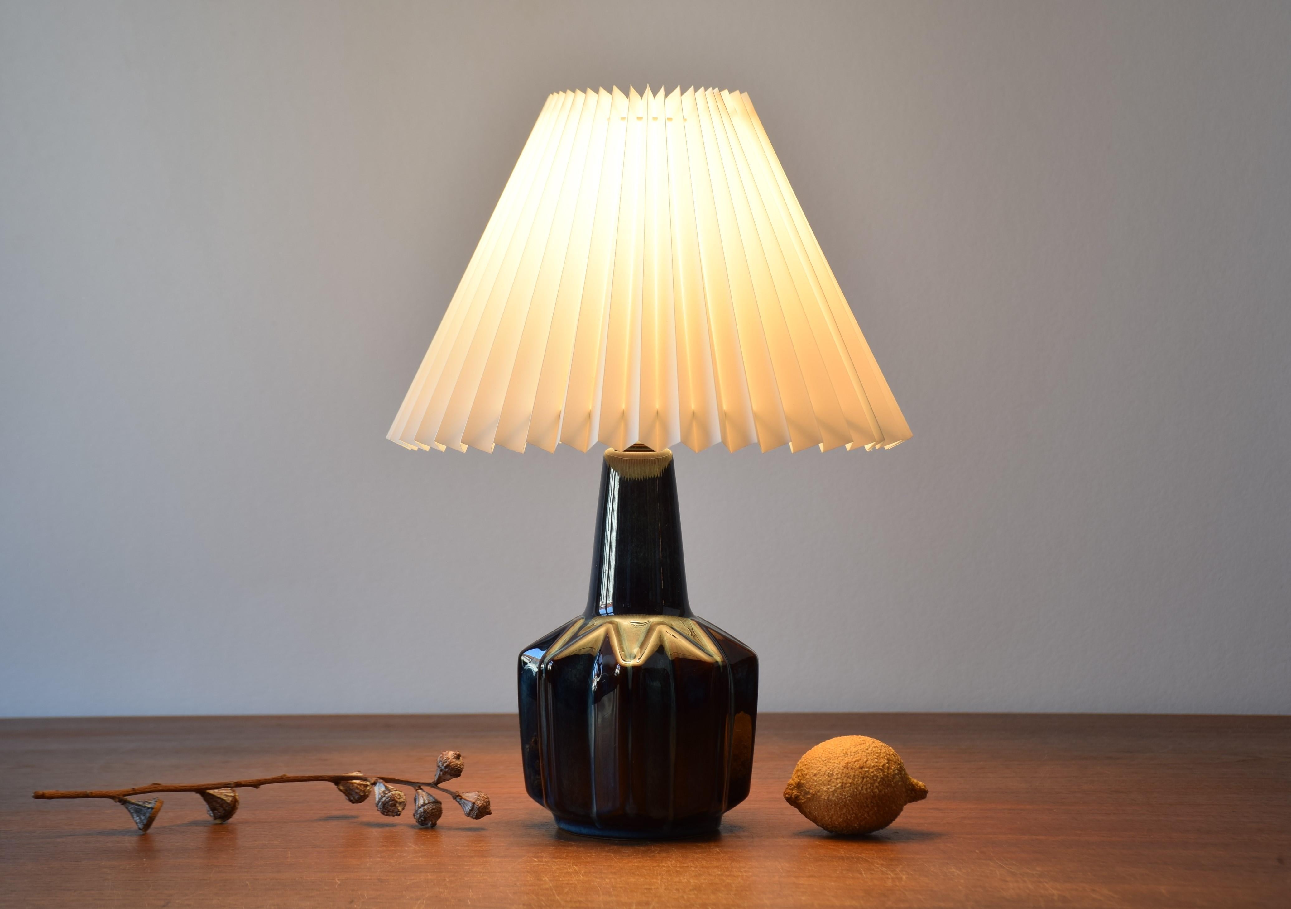 Sculptural mid-century Danish ceramic table lamp designed by Einar Johansen for Søholm Stentøj, Denmark. Made circa 1960s.

The lamp has a vivid glossy glaze in a dark blue with paler blue and brown elements. 

Included is a new clip on bulb