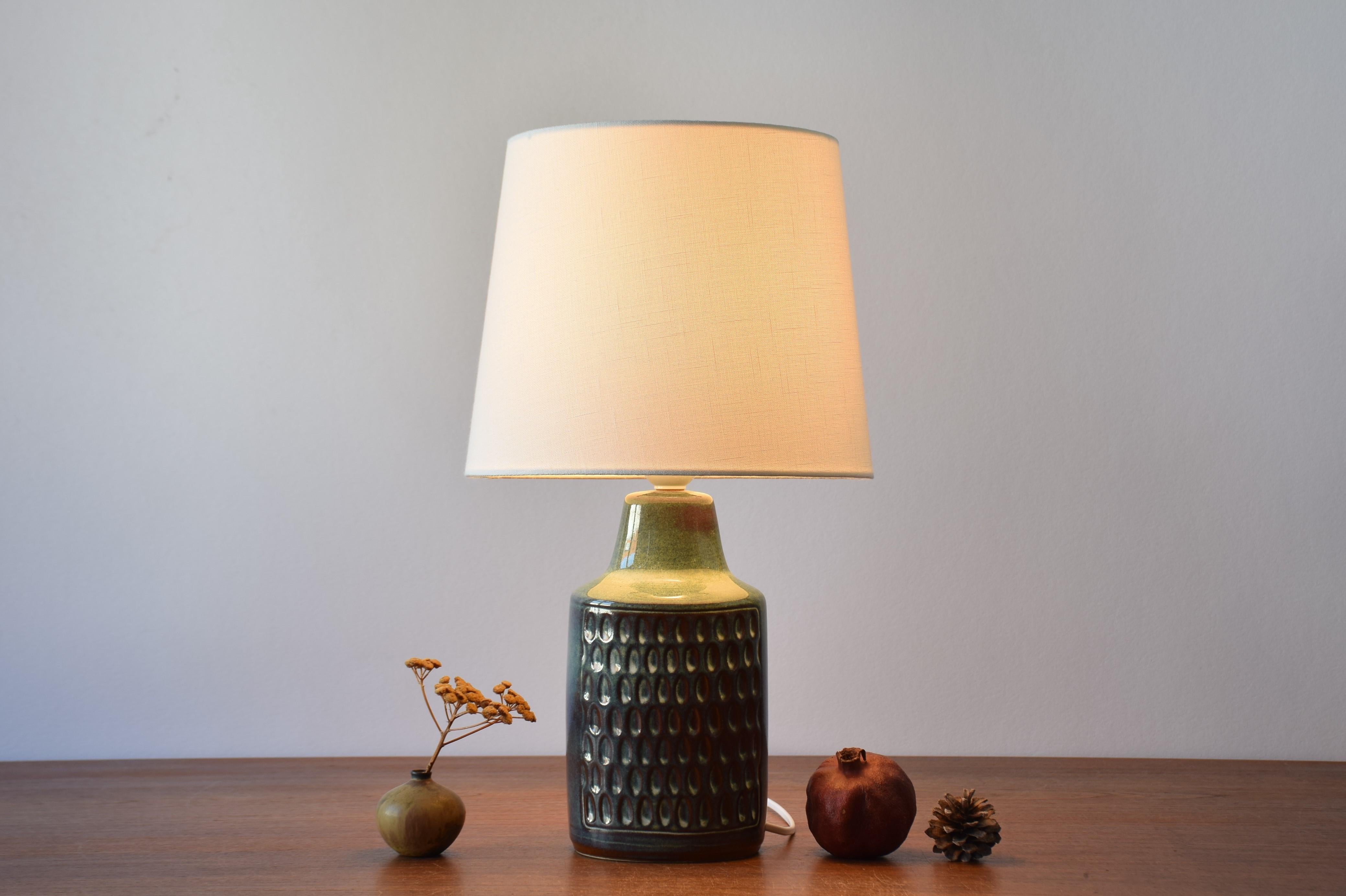 Mid-century Danish ceramic table lamp designed by Einar Johansen for Søholm Stentøj, Denmark. Made circa 1960s.

The lamp has a vivid glossy glaze in a mix of green, brown and beige.. 

Included is a new lamp shade designed and made in Denmark.