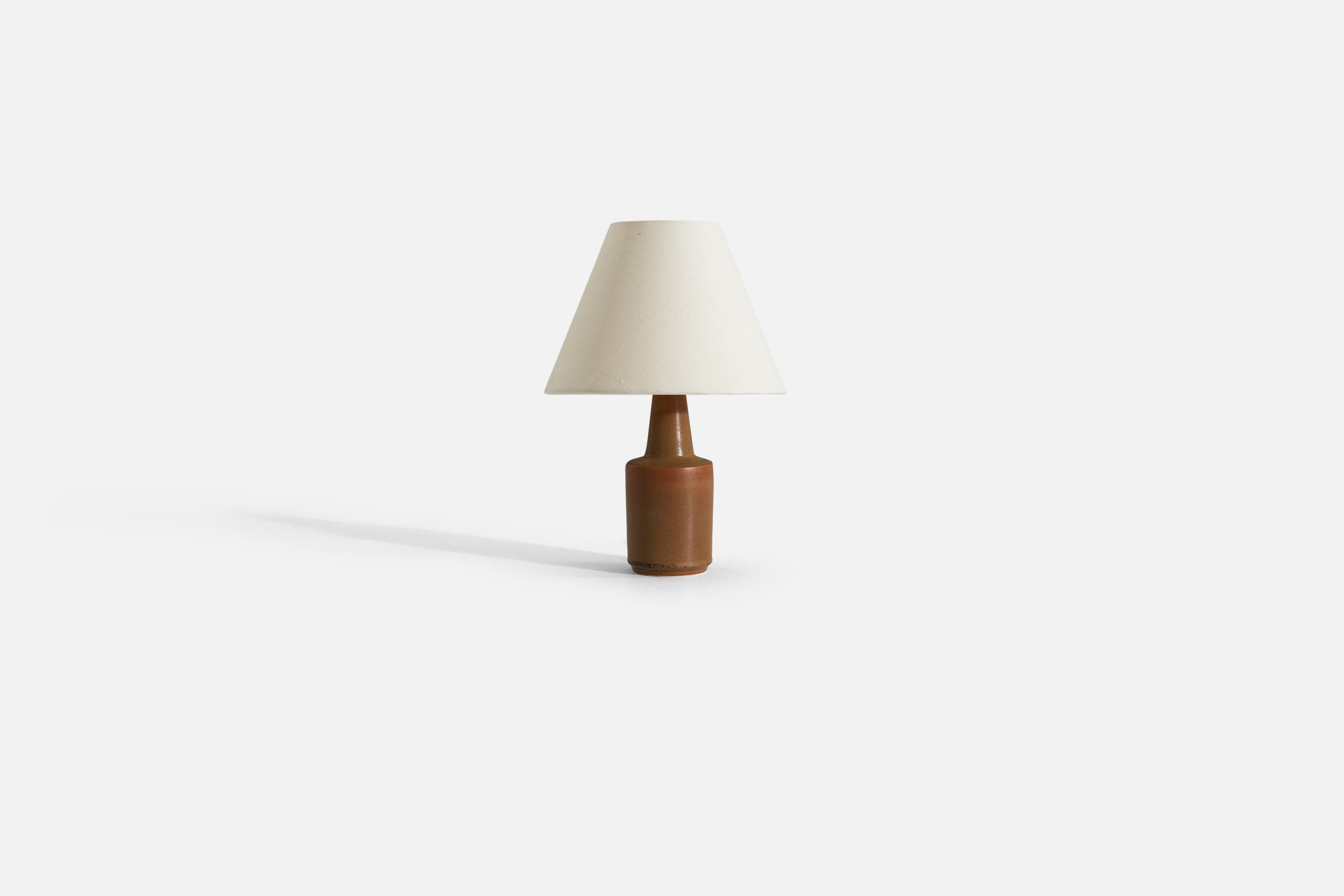 A brown-glazed stoneware table lamp produced by Søholm Stentøj, Bornholm, Denmark, in the 1960s.

Sold without lampshade. 

Measurements listed are of lamp. 
Shade : 4 x 8.25 x 6.25
Lamp with shade : 12 x 8.25 x 8.25.