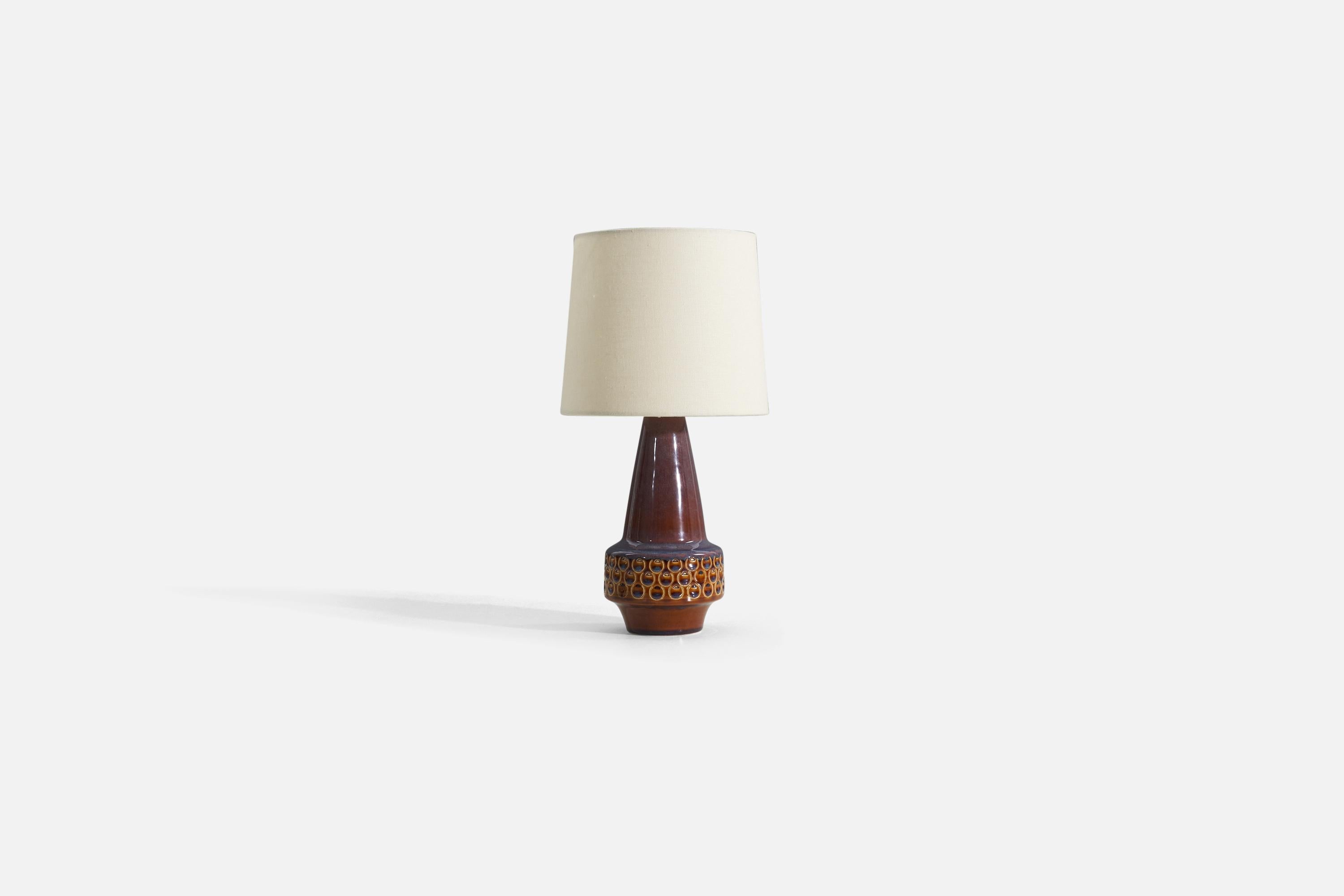 A glazed stoneware table lamp, designed and produced by Søholm Stentøj, Denmark, 1960s.

Measurements listed are of lamp. Sold without lampshade.

For reference:

Shade : 7 x 8 x 7
Lamp with shade : 15.5 x 8 x 8.