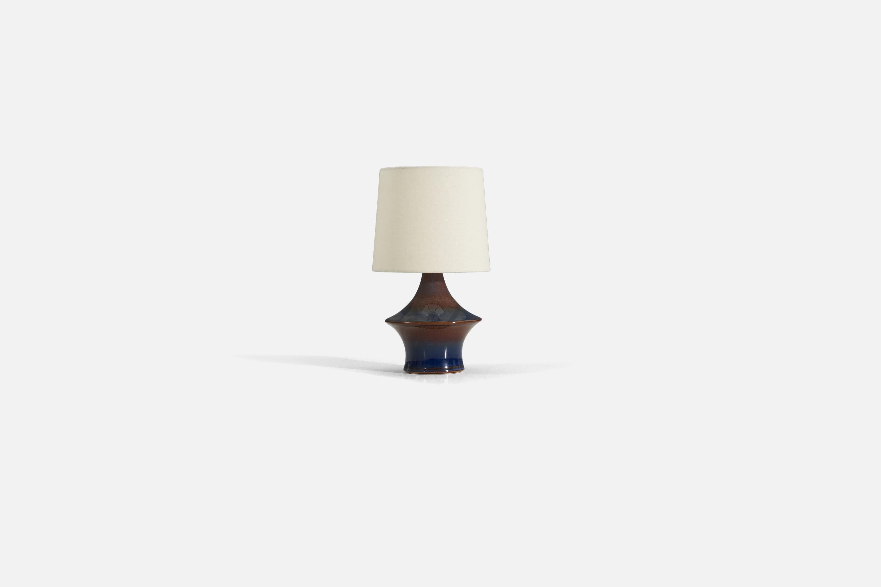 A glazed stoneware table lamp, produced by Søholm Stentøj, Denmark, 1960s.

Measurements listed are of lamp. Sold without lampshade.

For reference:

Shade : 7 x 8 x 7
Lamp with shade : 14 x 8 x 8.