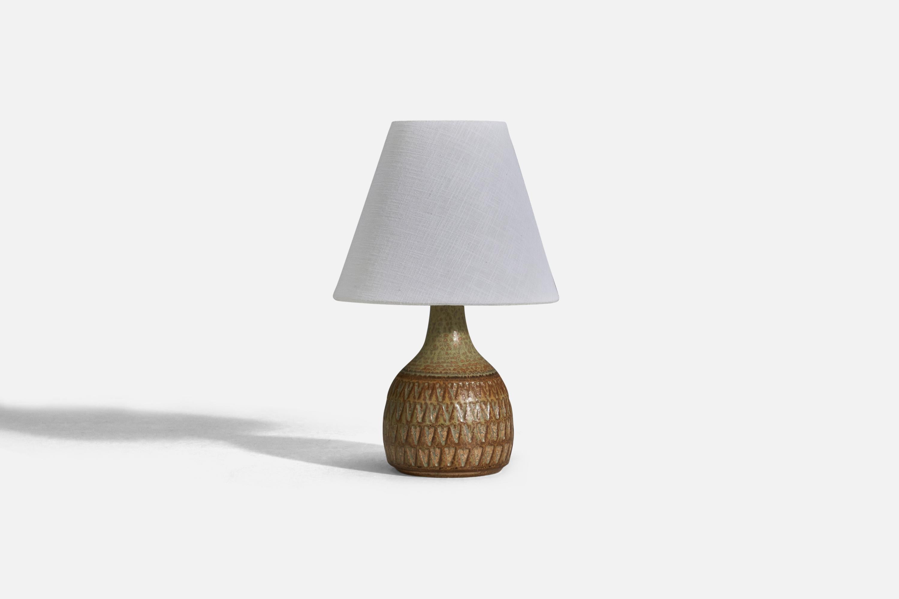 Lampe de table en grès émaillé vert et brun, conçue et produite par Søholm Stentøj, Danemark, années 1960.

Vendu sans abat-jour
Dimensions de la lampe (pouces) : 8.62 x 4.68 x 4.68 (Hauteur x Largeur x Profondeur)
Dimensions de l'abat-jour (pouces)