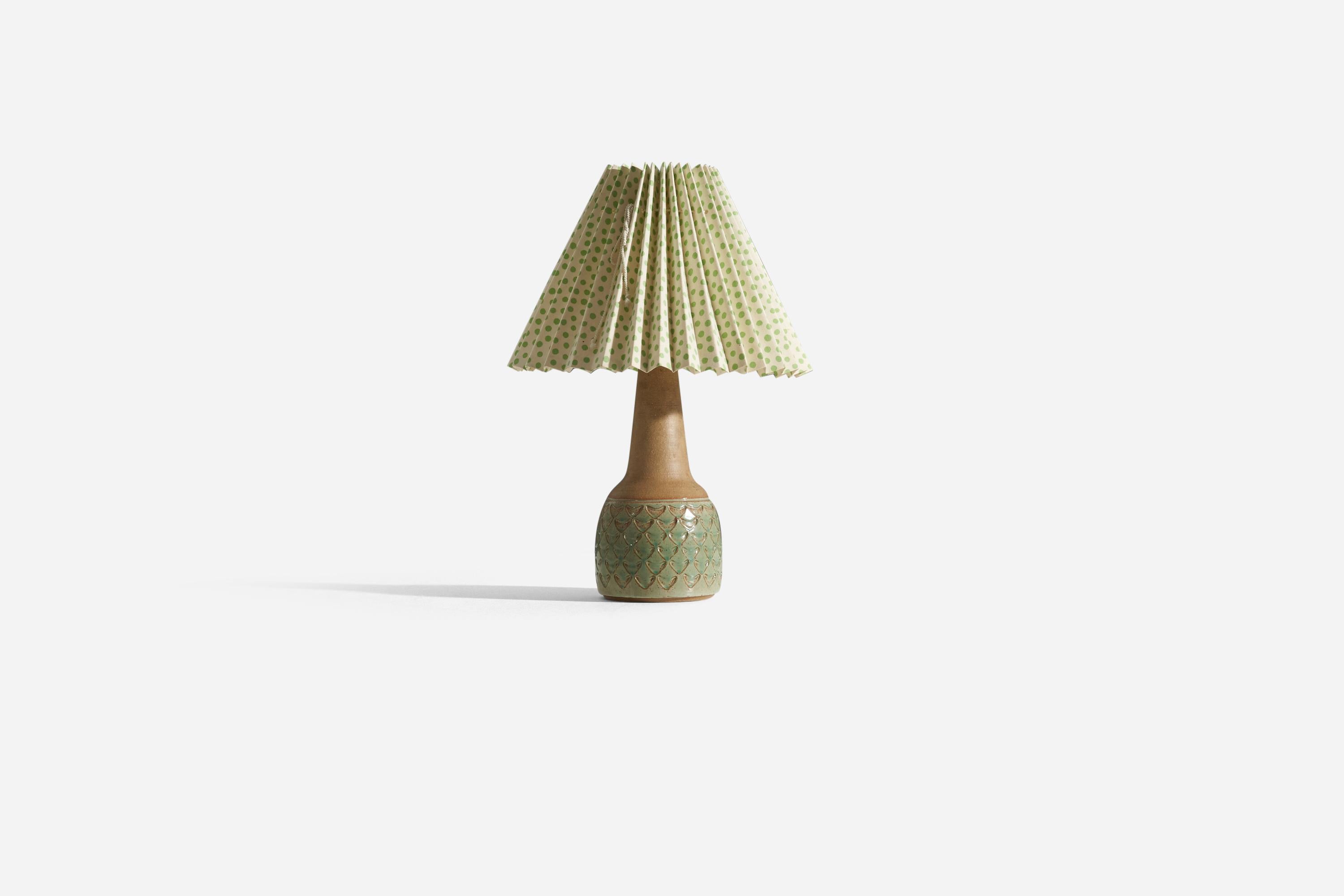 A green and brown incised glazed stoneware table lamp with paper lampshade, designed and produced by Søholm Stentøj, Bornholm, Denmark, 1960s. 

Stated dimensions exclude lampshade, lampshade included upon request.

Shade : 4.5 x 12.5 x 9
With