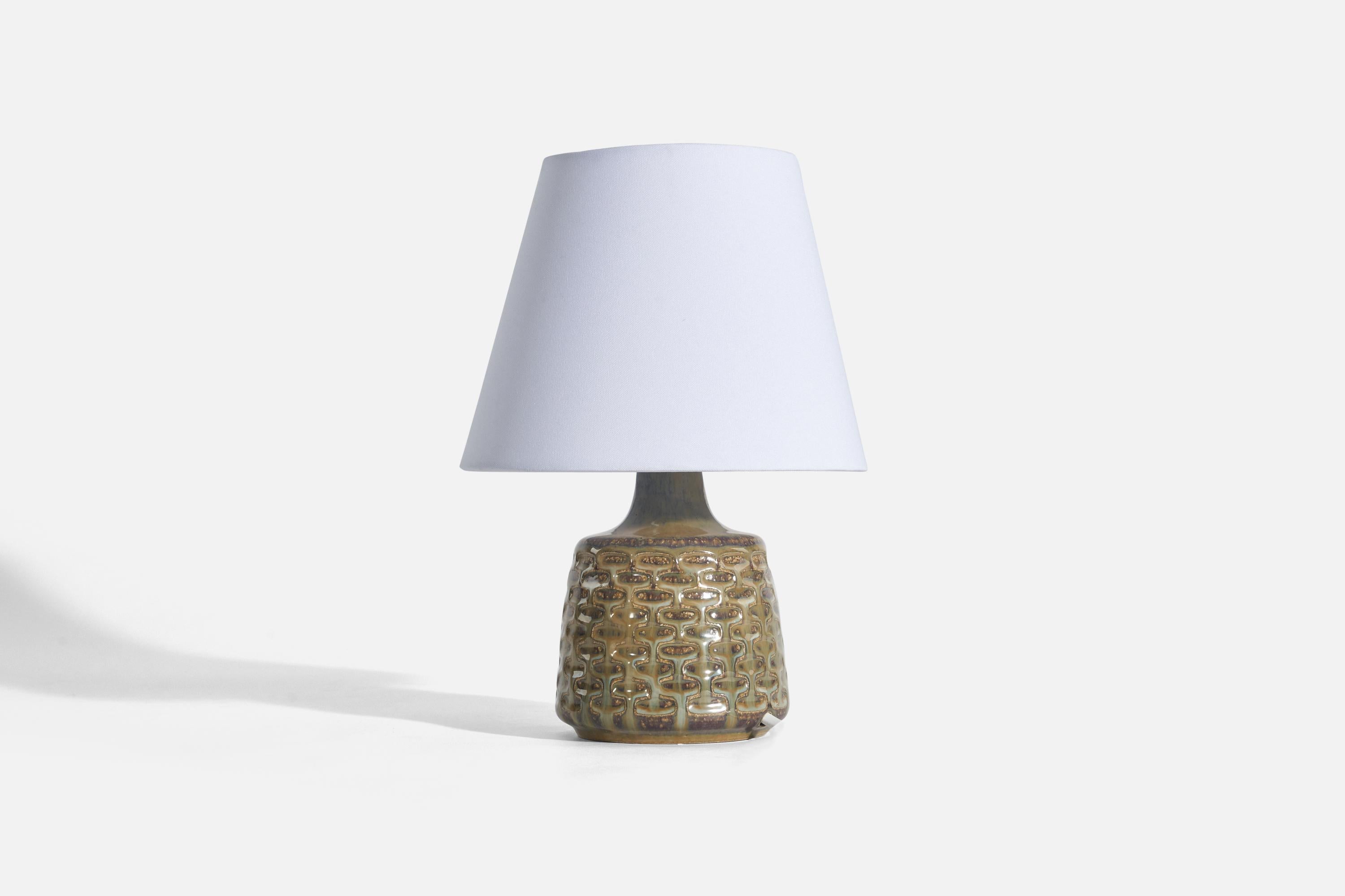 Lampe de table en grès émaillé vert, conçue et produite par Søholm Stentøj, Danemark, vers les années 1960.

Vendu sans abat-jour(s)
Dimensions de la lampe (pouces) : 8.62 x 4.75 x 4.75 (Hauteur x Largeur x Profondeur)
Dimensions de l'abat-jour
