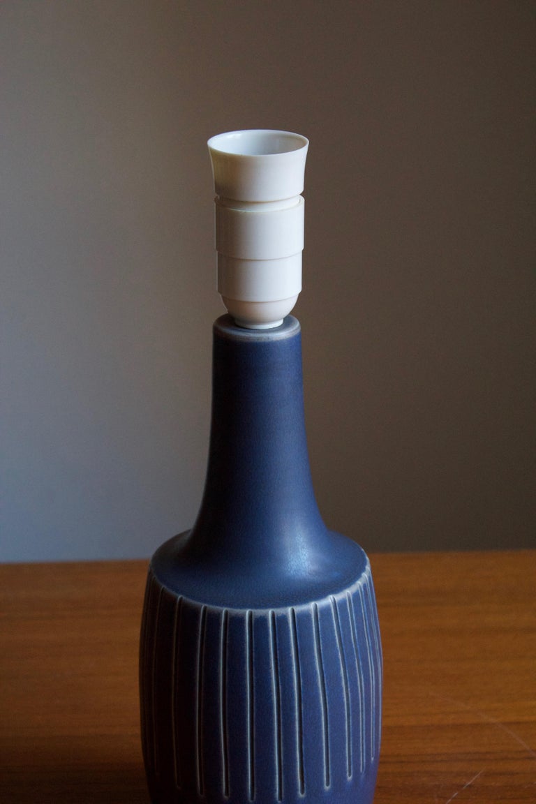 Søholm Stentøj, Table Lamp, Incised Blue Stoneware, Bornholm, Denmark, 1960s In Good Condition For Sale In West Palm Beach, FL
