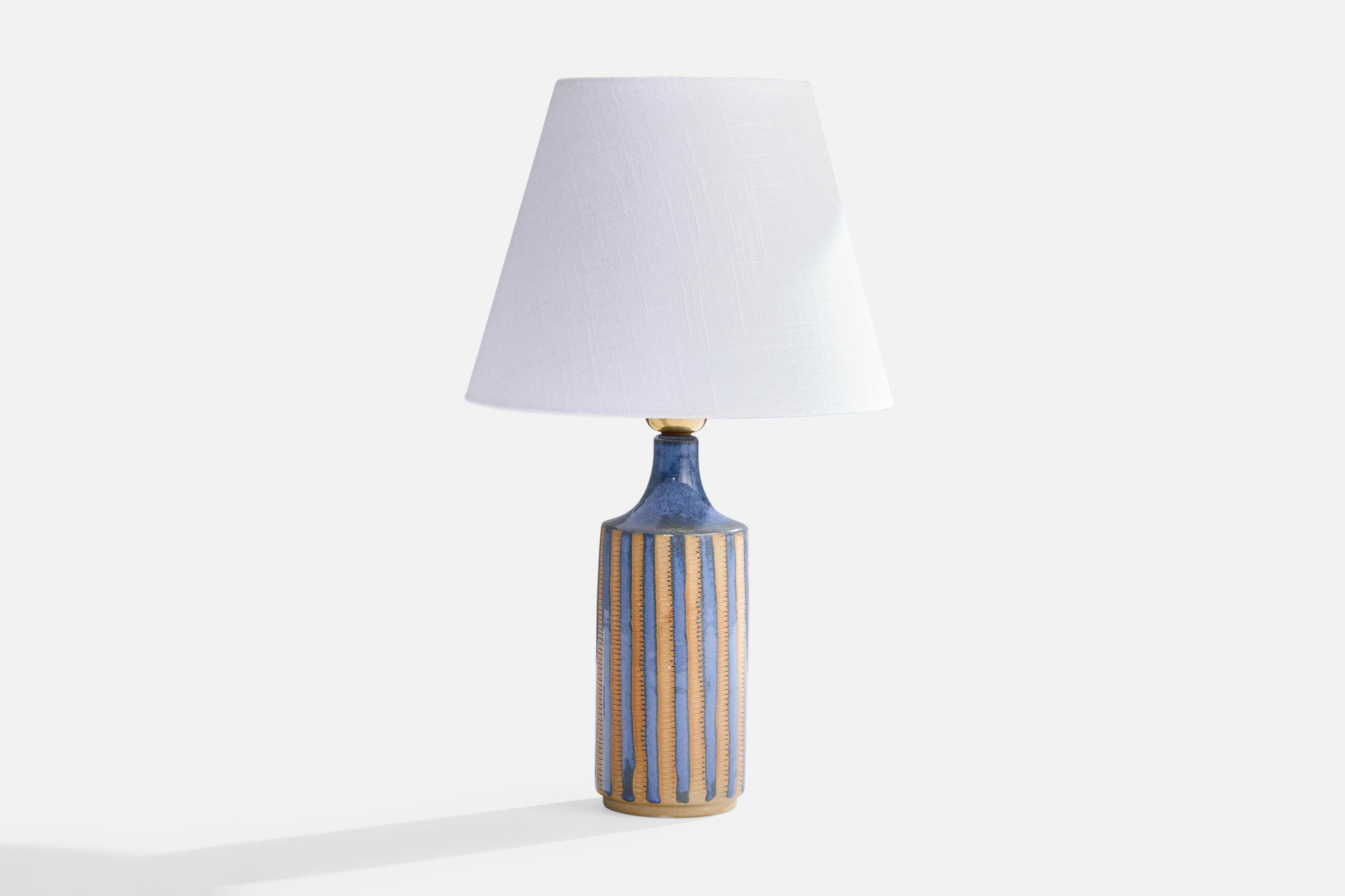 Lampada da tavolo in ottone e gres blu smaltato beige prodotta da Søholm Stentøj, Danimarca, anni '60 circa.

Dimensioni della lampada (pollici): 12