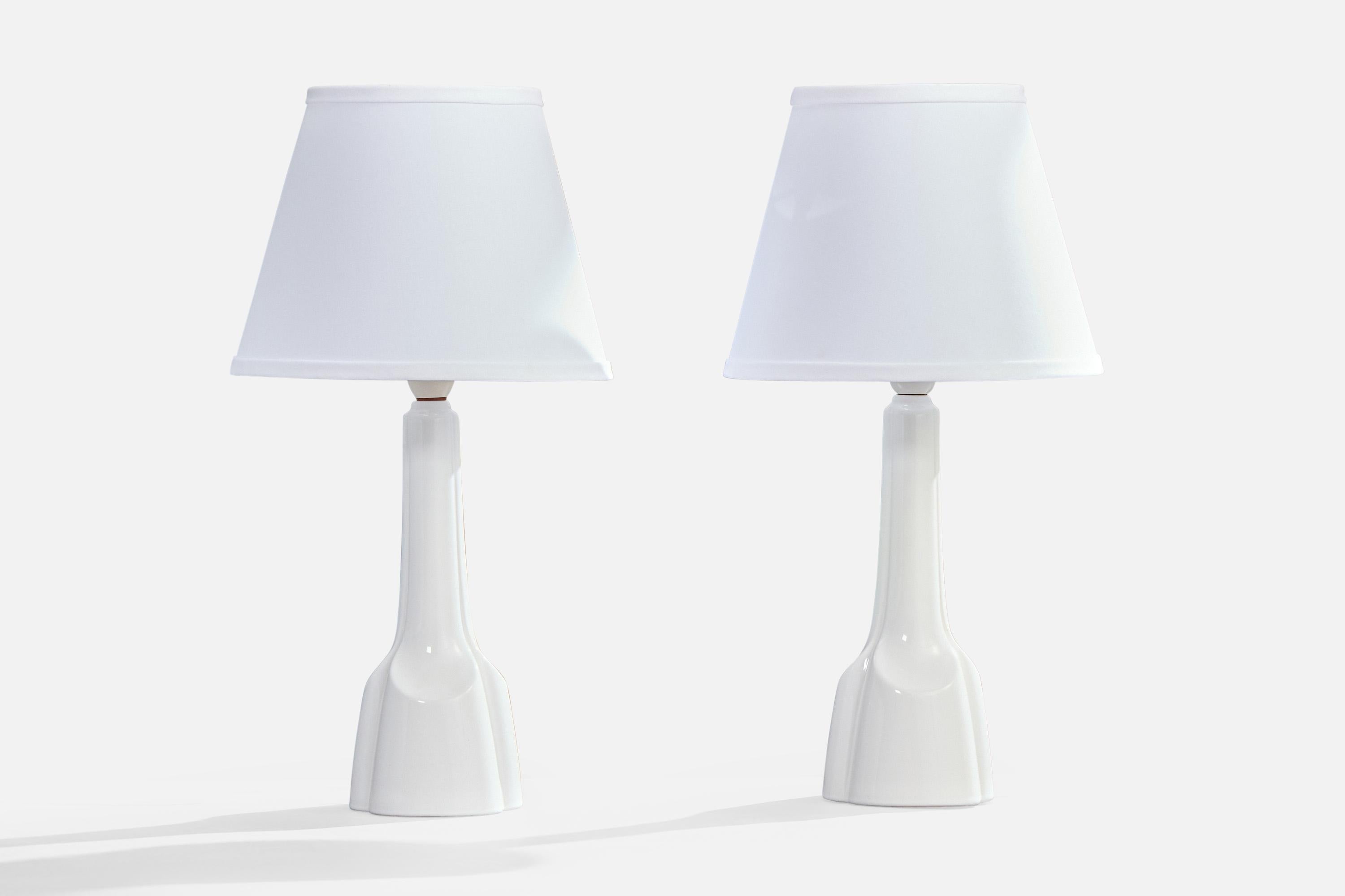 Paire de lampes de table en grès émaillé blanc conçues et produites par Søholm Stentøj, Danemark, c.C. 1960.

Dimensions de la lampe (pouces) : 14.06