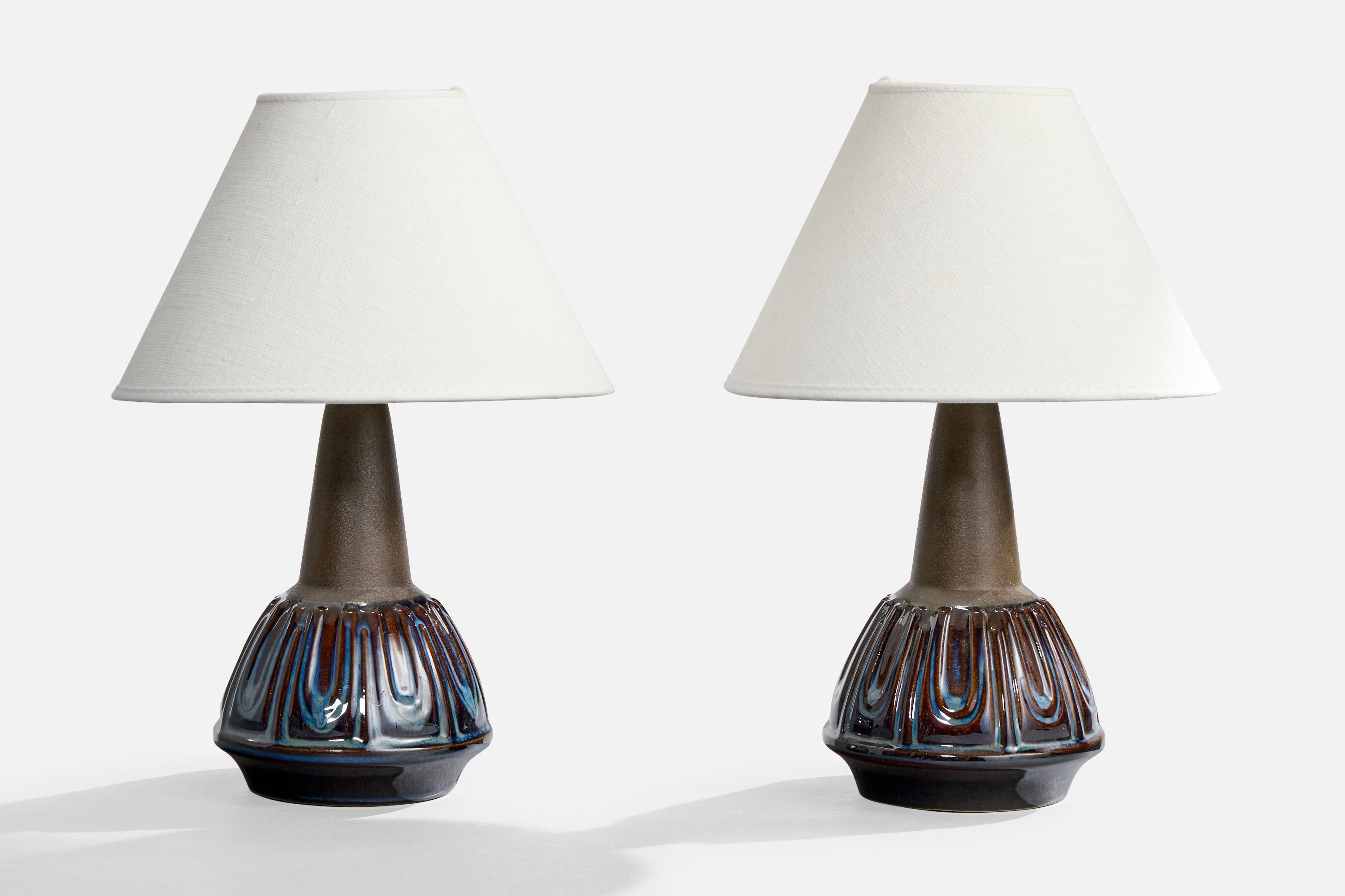 Paire de lampes de table en grès émaillé bleu produites par Søholm Stentøj, Bornholm, Danemark, années 1960.

Dimensions de la lampe (pouces) : 8,7 x 4,5 x 4,5 (Hauteur x Largeur x Profondeur) 

Dimensions de l'abat-jour (pouces) : 3.25 x 8 x 5.5
