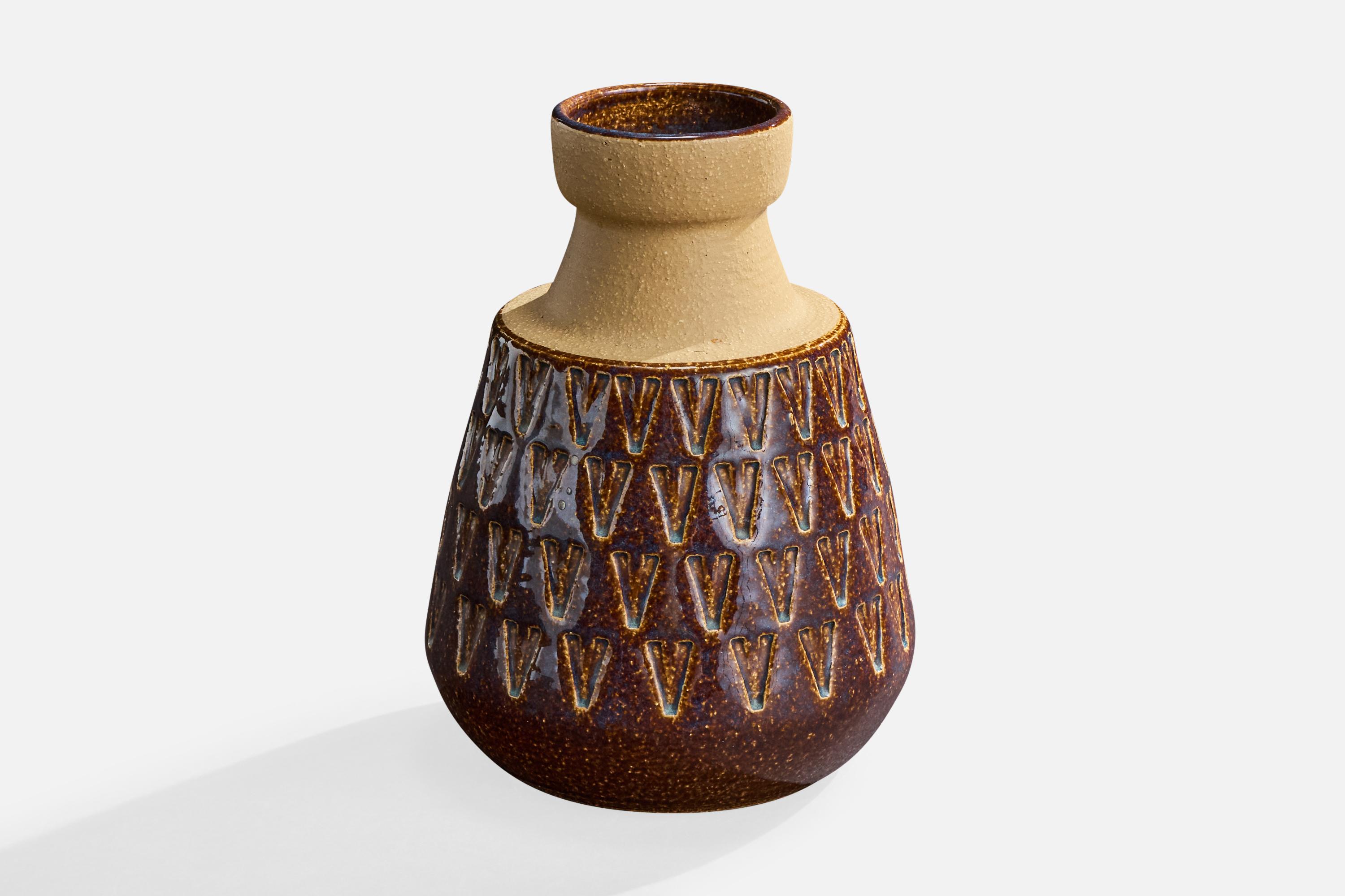 Vase en grès émaillé brun et beige produit par Søholm Stentøj, Danemark, vers les années 1960.

Dimensions globales (pouces) : 8.75 