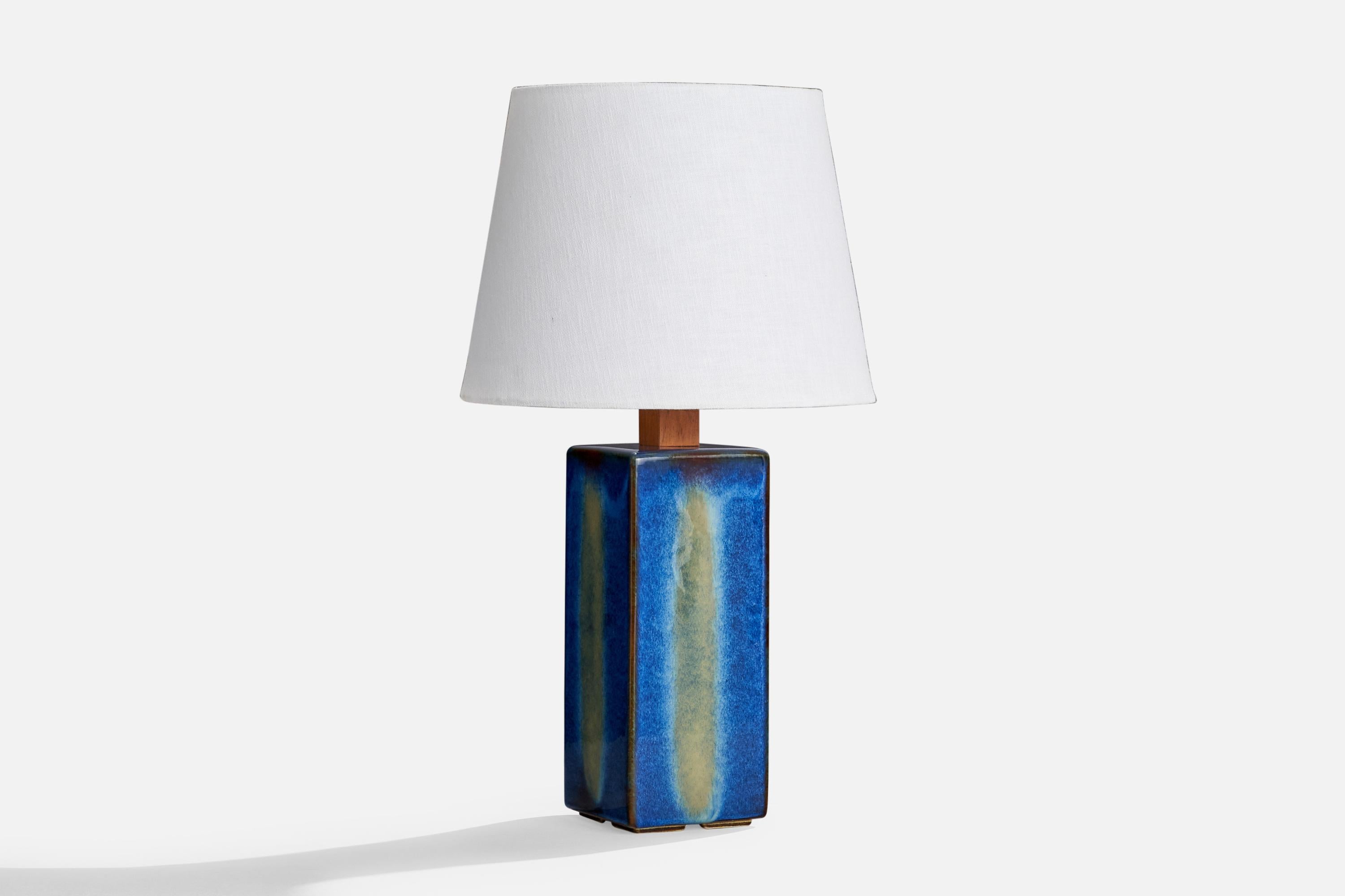 Lampada da tavolo in ceramica smaltata blu e noce prodotta da Søholm Keramik, Bornholm, Danimarca, anni '60 circa.

Dimensioni della lampada (pollici): 16,9