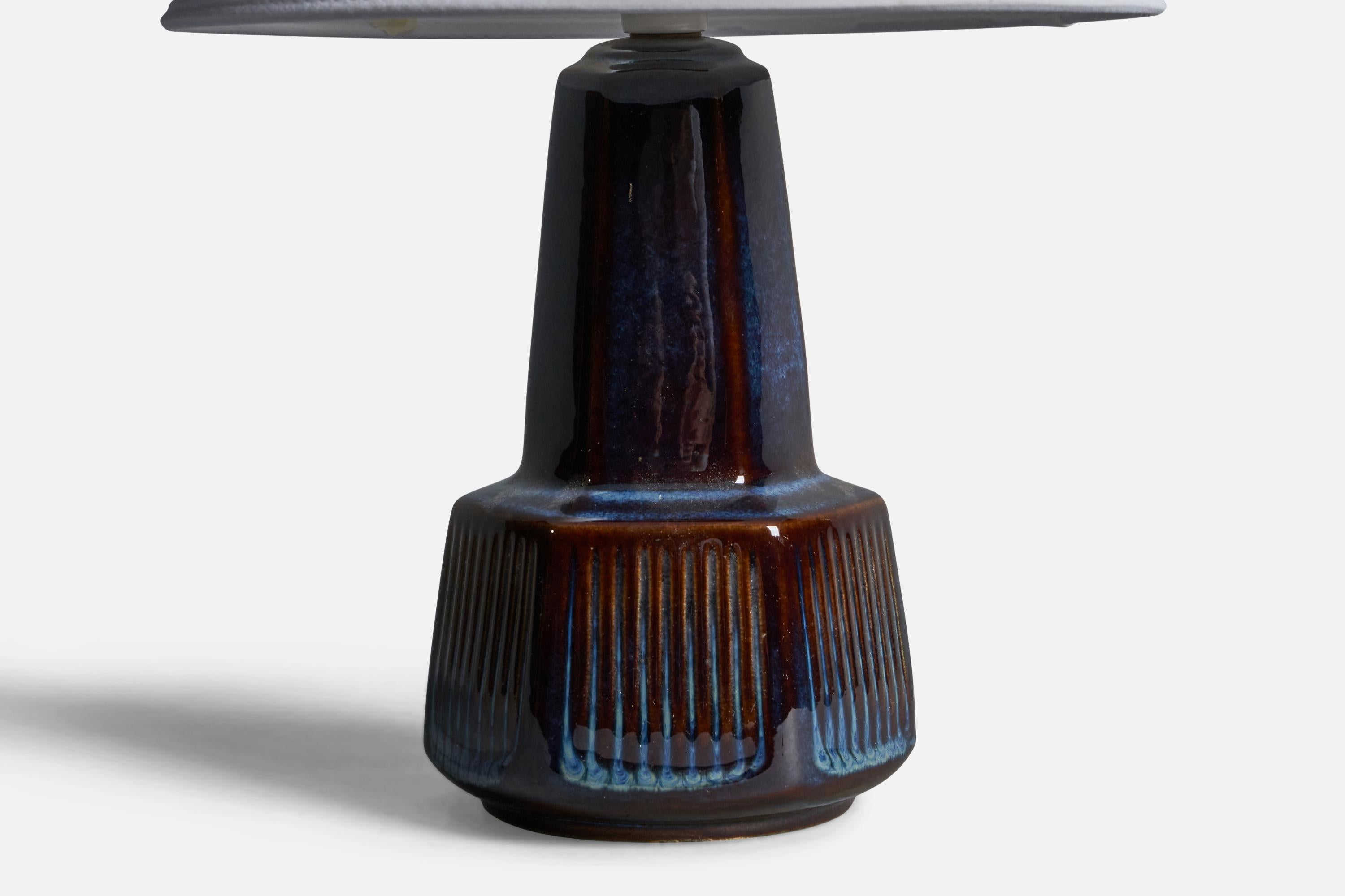 Eine Tischlampe aus blau glasiertem Steinzeug, entworfen und hergestellt von 
Søholm, Bornholm, Dänemark, 1960er Jahre.

Abmessungen der Lampe (Zoll): 10