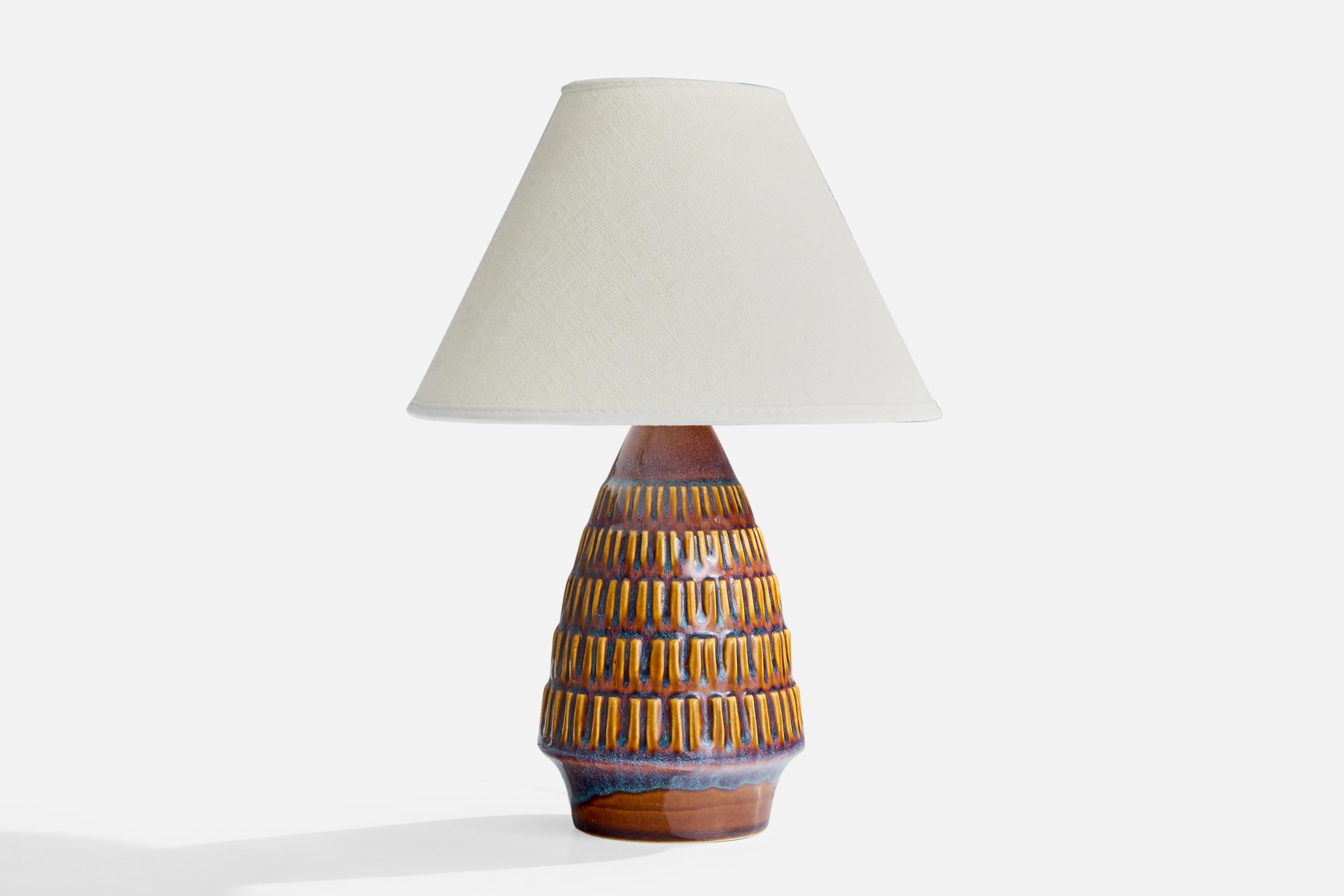 Lampada da tavolo smaltata in blu e marrone prodotta da Søholm, Bornholm, Danimarca, anni '60 circa.

Dimensioni del paralume (in pollici): 3