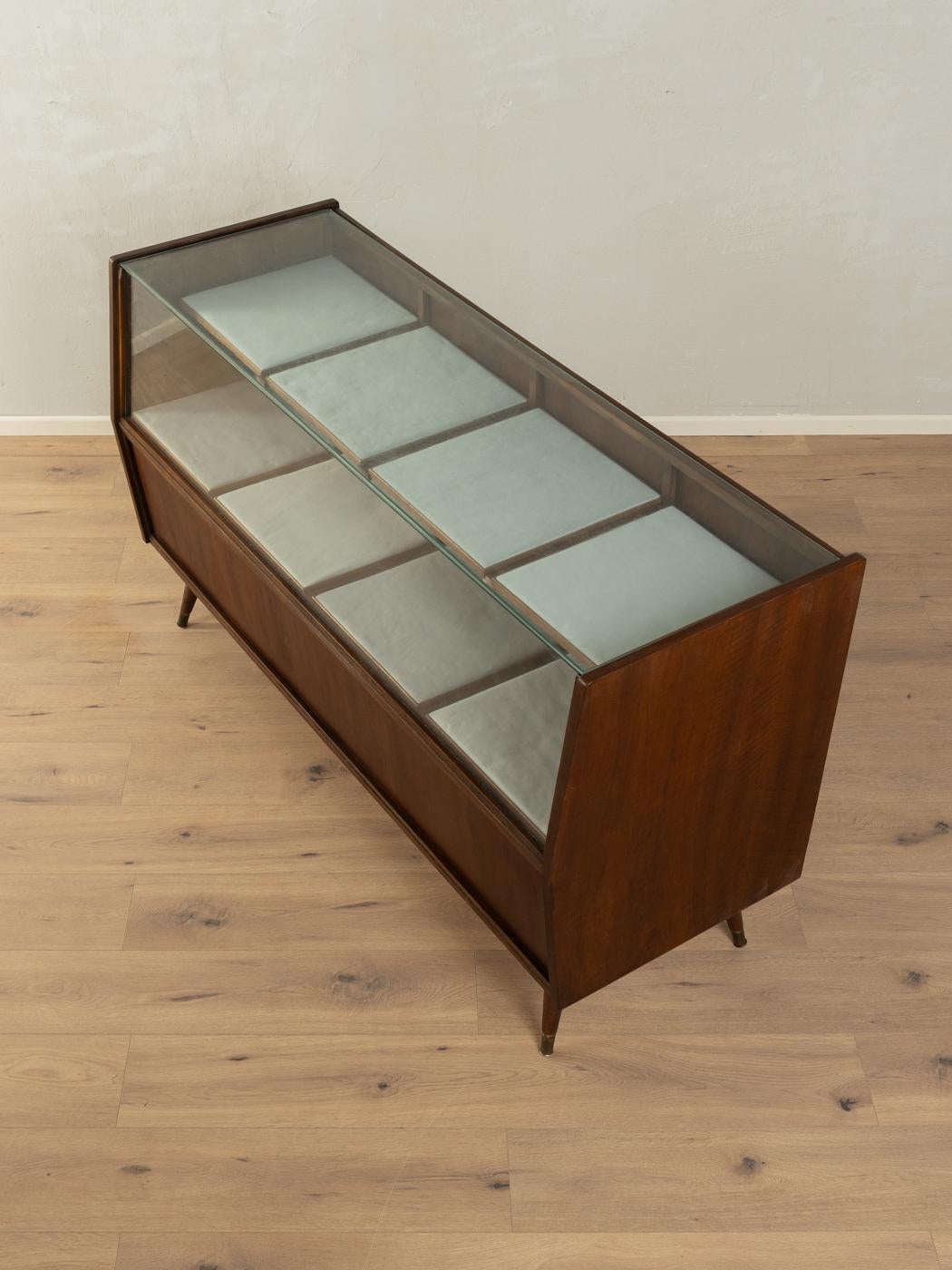 Shop Counter Display, 1950s In Good Condition For Sale In Neuss, NW