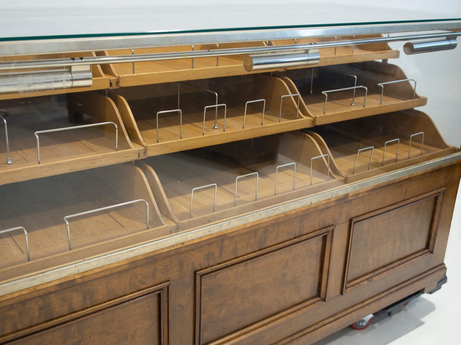 Shop Counter of Birch and Oak Wood with Twenty Drawers, 1940's In Good Condition For Sale In Madrid, ES