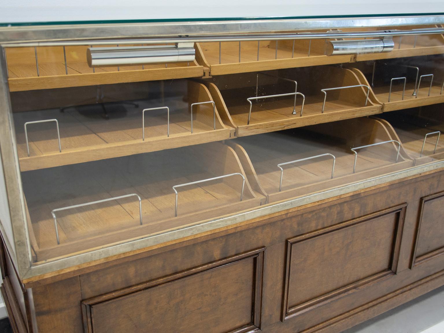 Britannico Bancone da negozio in legno di betulla e Oak con venti cassetti, anni '40 in vendita