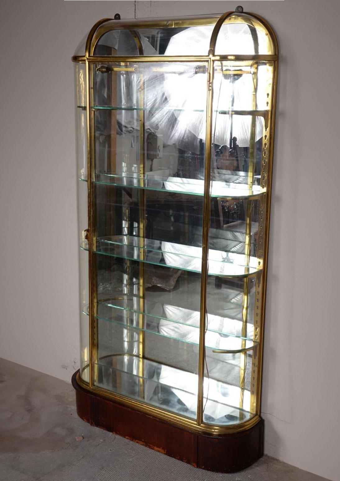 Vitrinenschrank für Geschäft oder Sammler mit vier Etagen, hergestellt aus Messing und Glas zu Beginn des 20. Jahrhunderts. Der Sockel ist aus Nussbaumholz mit Mahagonipatina.