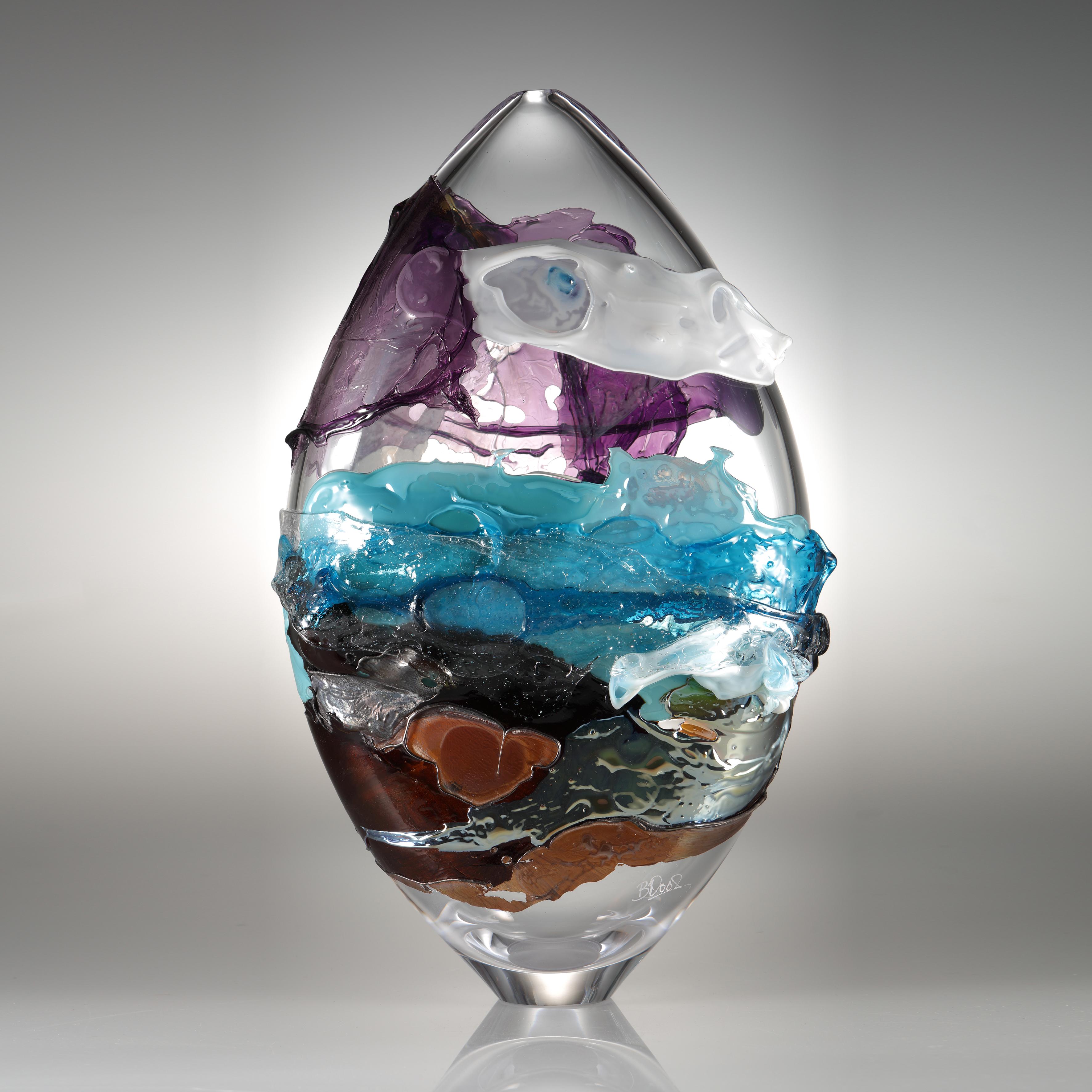 Shore II est un vase en verre unique de la collection Molten Landscapes de l'artiste britannique Bethany Wood. Une passion égale pour la peinture inspire la façon dont elle contrôle et manipule son verre. Recréant la nature fugace des coups de