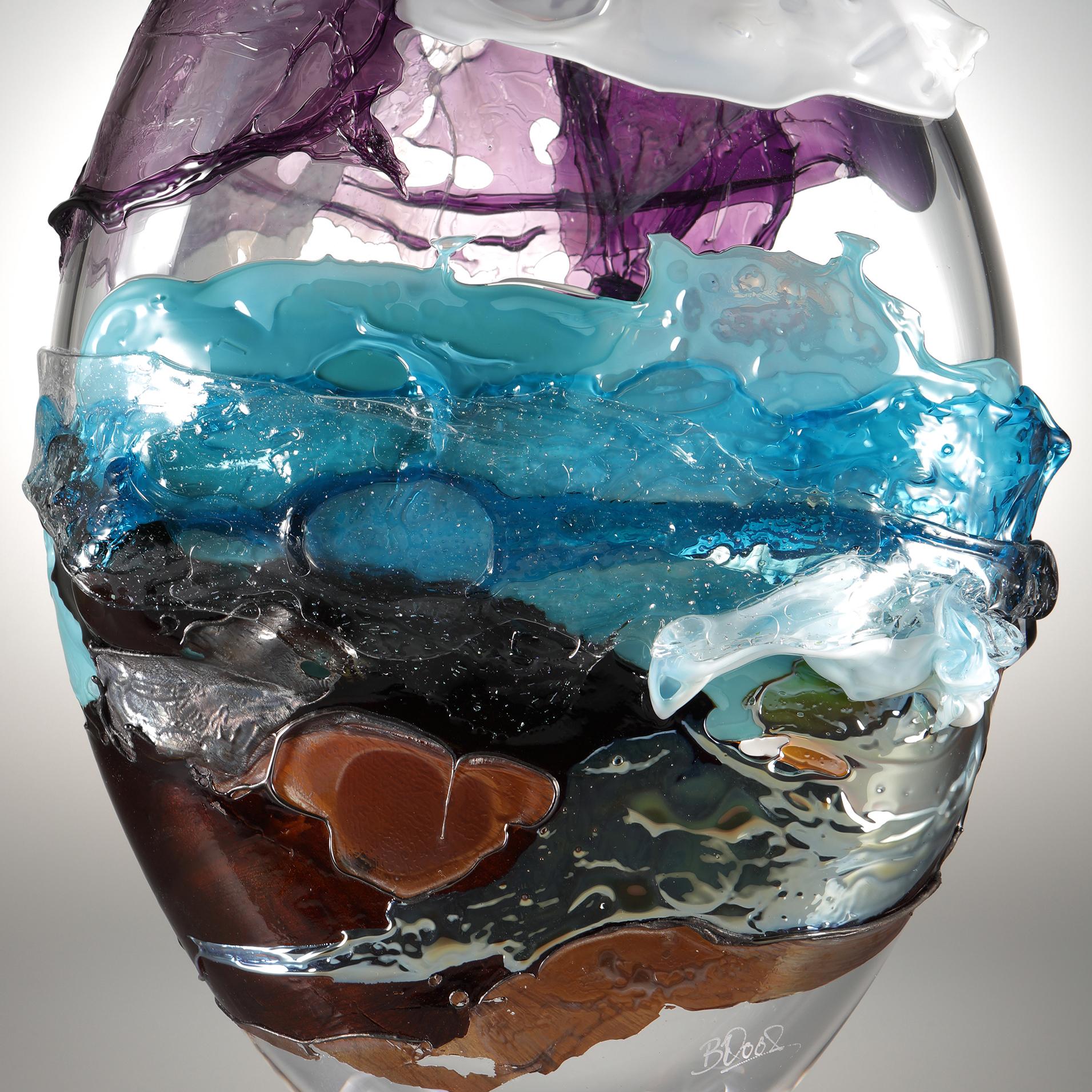 Organique Vase en verre bleu, violet, marron et multicolore Shore II de Bethany Wood en vente