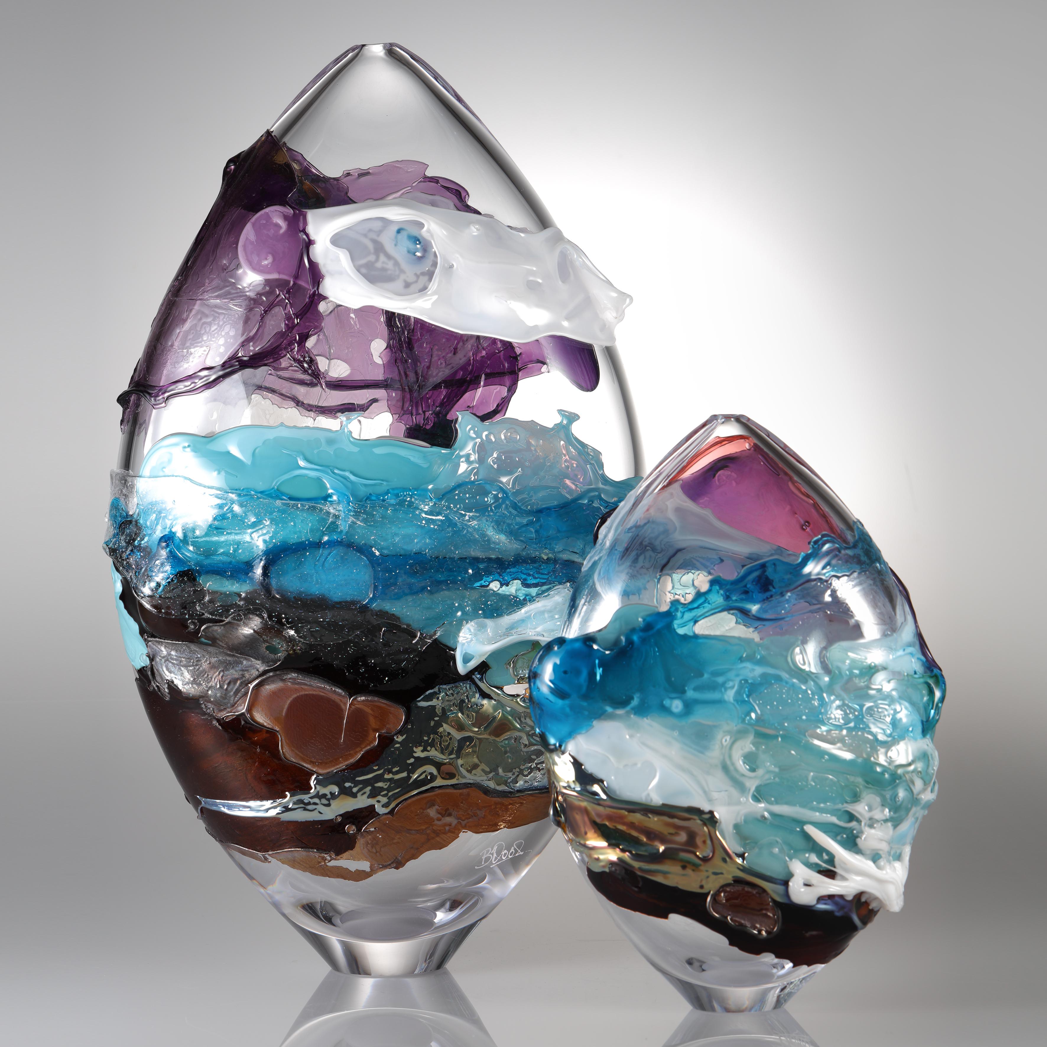 Britannique Vase en verre bleu, violet, marron et multicolore Shore II de Bethany Wood en vente