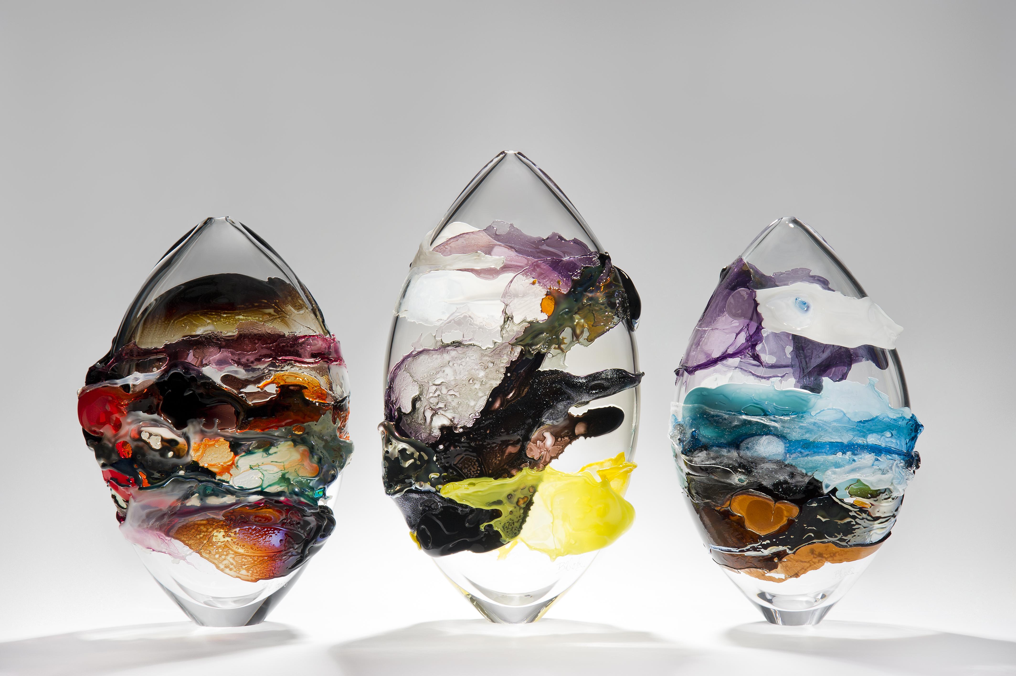 Fait main Vase en verre bleu, violet, marron et multicolore Shore II de Bethany Wood en vente