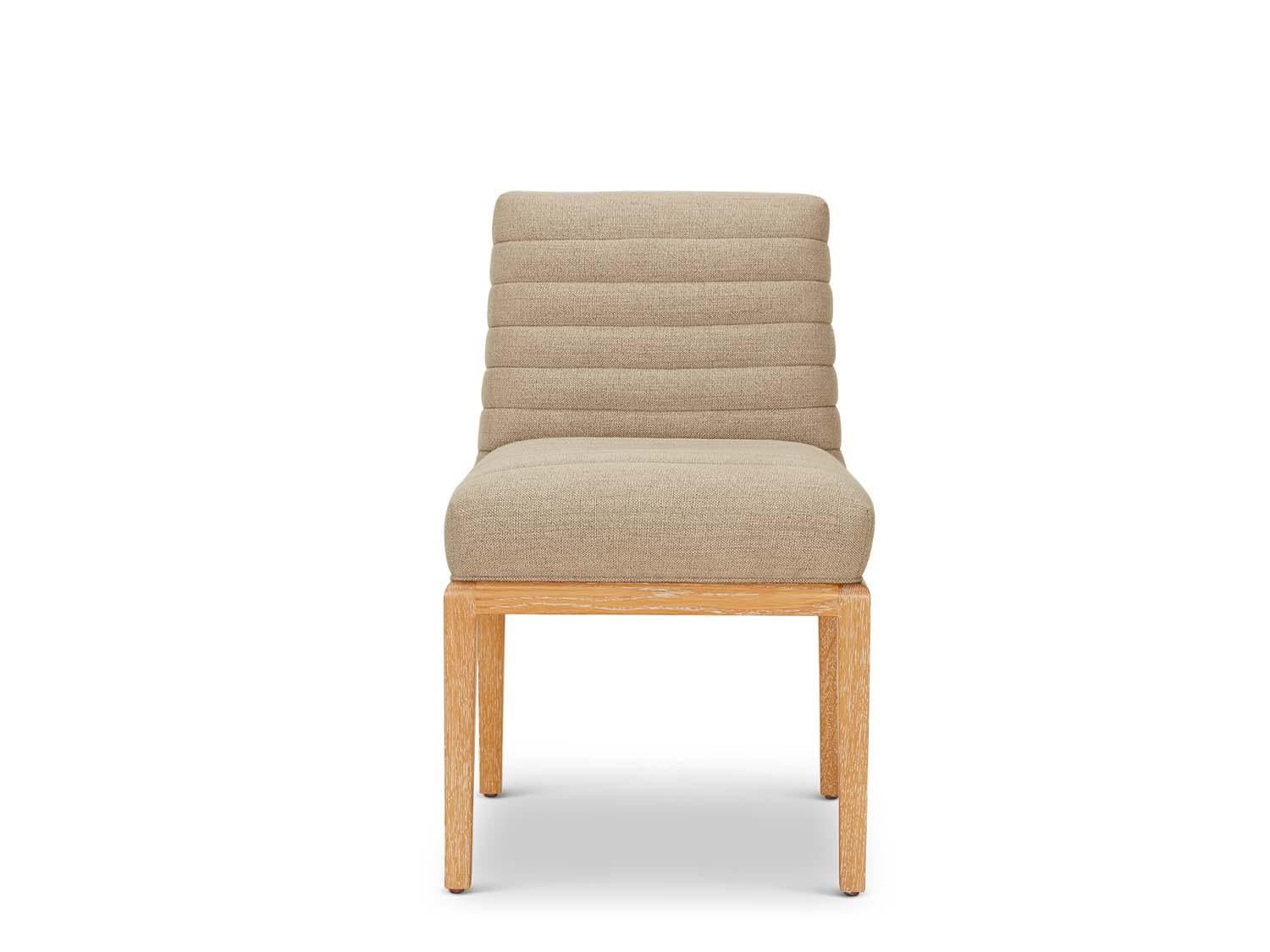 La chaise Shoreland fait partie de la collection collaborative avec le designer d'intérieur Brian Paquette. La chaise de salle à manger est dotée d'un dossier et d'une assise tuftés en canal et d'un cadre en noyer américain ou en chêne blanc massif.