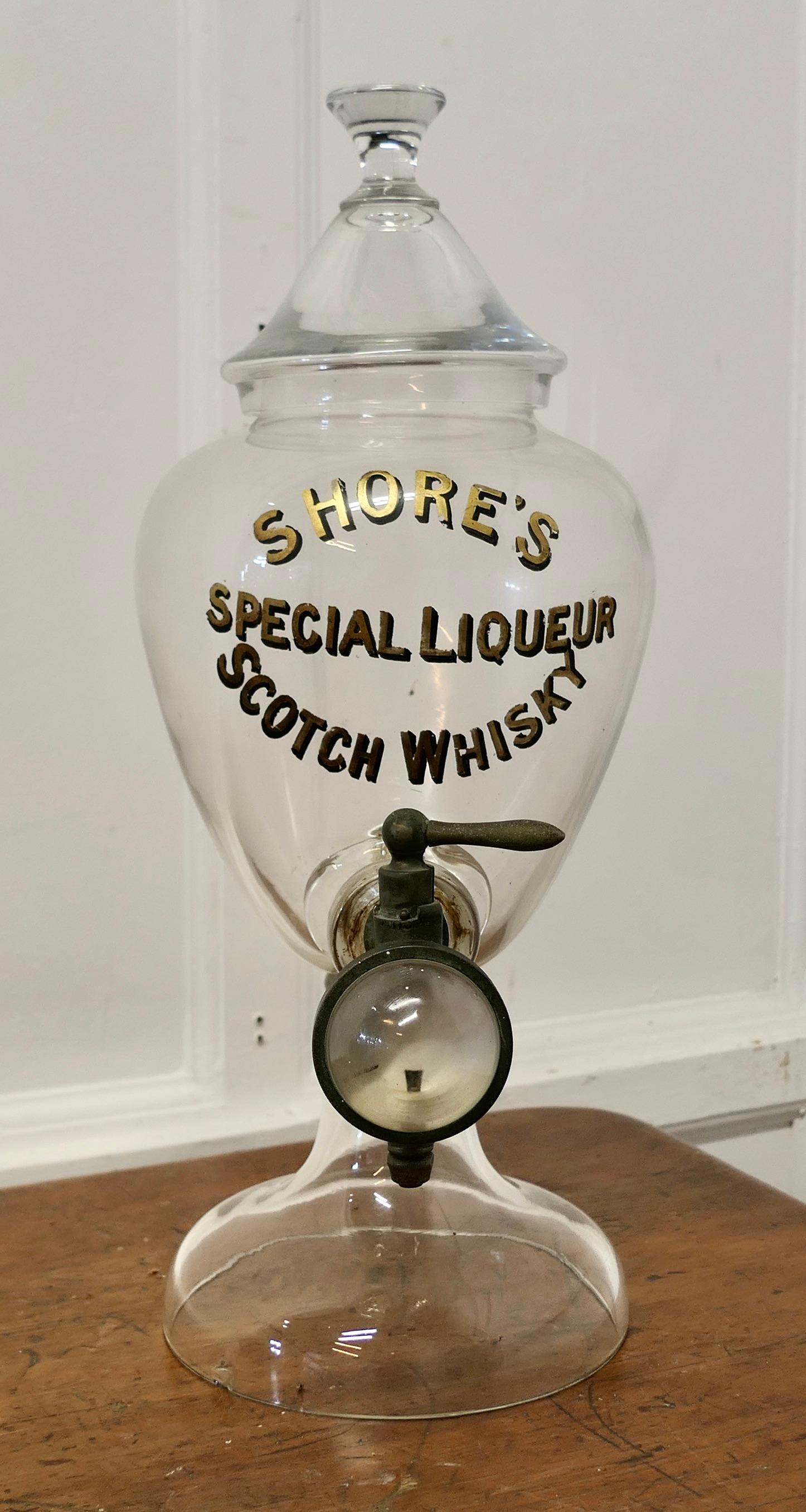 Shore's Spezial Likör Scotch Whiskey Spender Samowar 
Eine seltene antike Glas Spender für Shore's Special Liqueur Scotch Whiskey gemacht, ist der Samowar in gutem Vintage-Zustand gibt es eine kleine Kerbe auf dem Fuß hat es den ursprünglichen