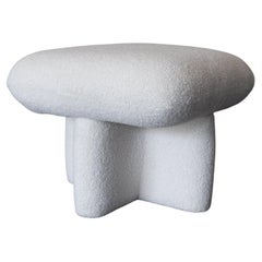 SHORN OTTOMAN – Kalbsleder-Bouclé in Weichweiß von SHO MODERN