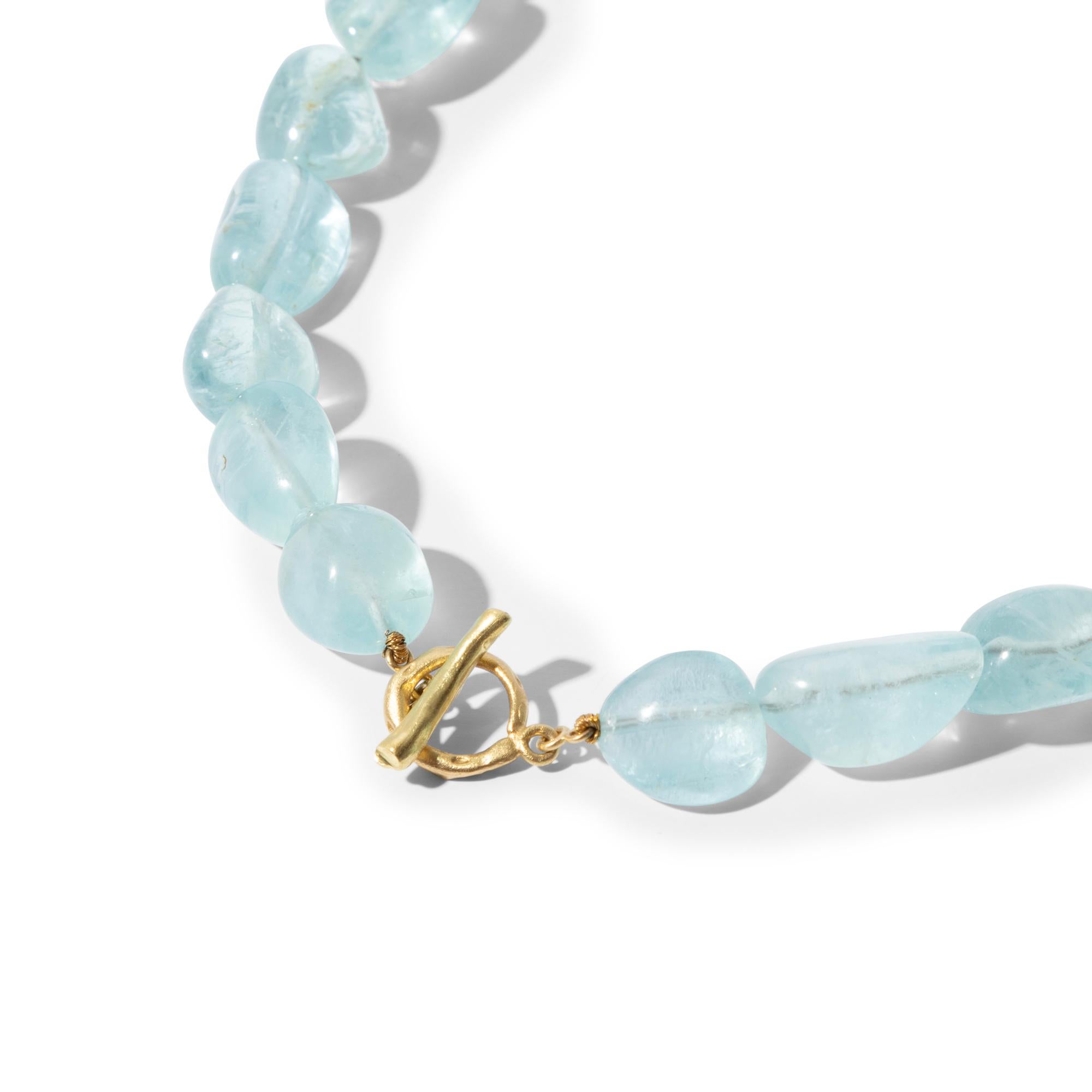 Kurze Aquamarin-Perlen-Halskette mit 18k Goldperlen und Knöpfen-Verschluss (Kunsthandwerker*in) im Angebot