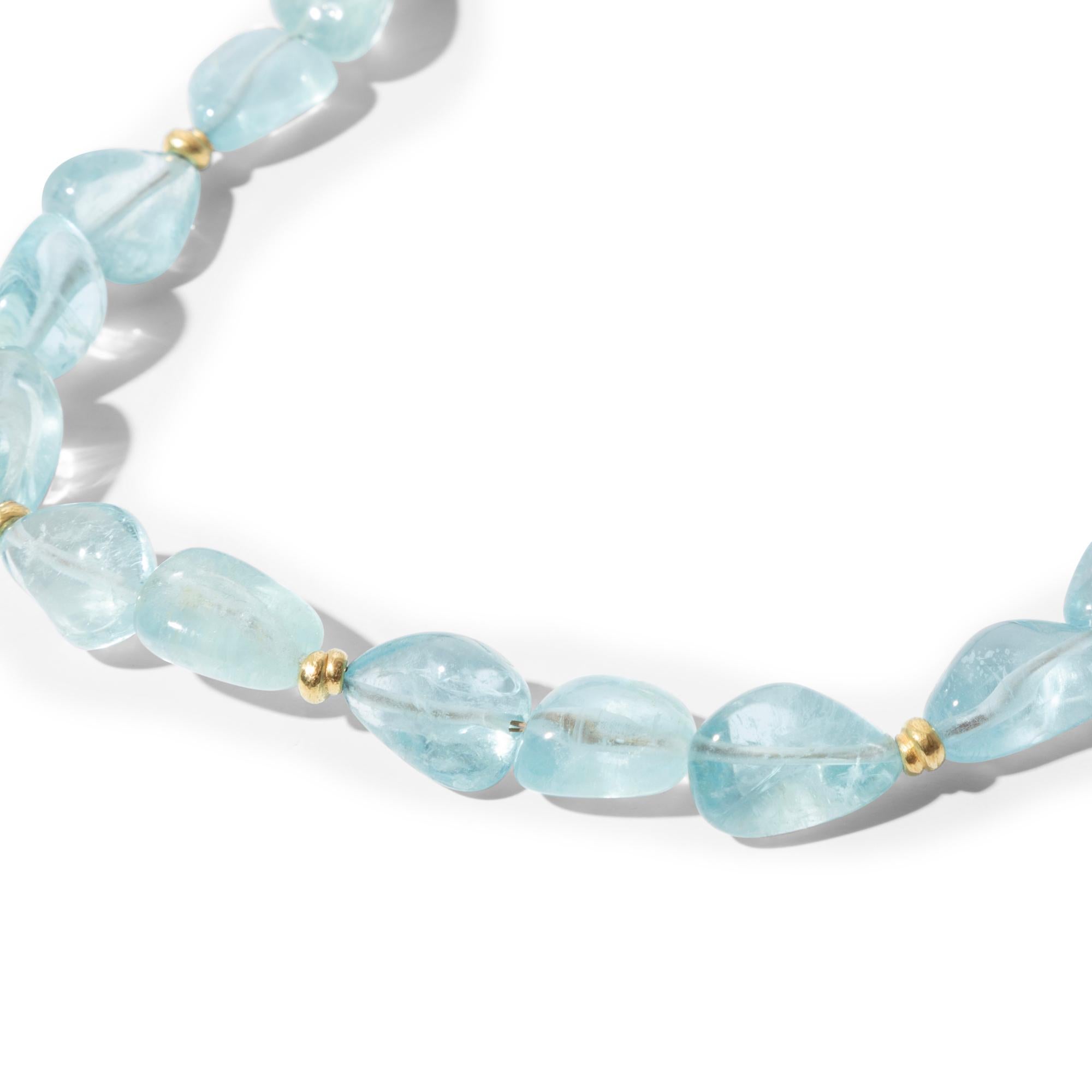 Kurze Aquamarin-Perlen-Halskette mit 18k Goldperlen und Knöpfen-Verschluss im Zustand „Neu“ im Angebot in Amsterdam, NH