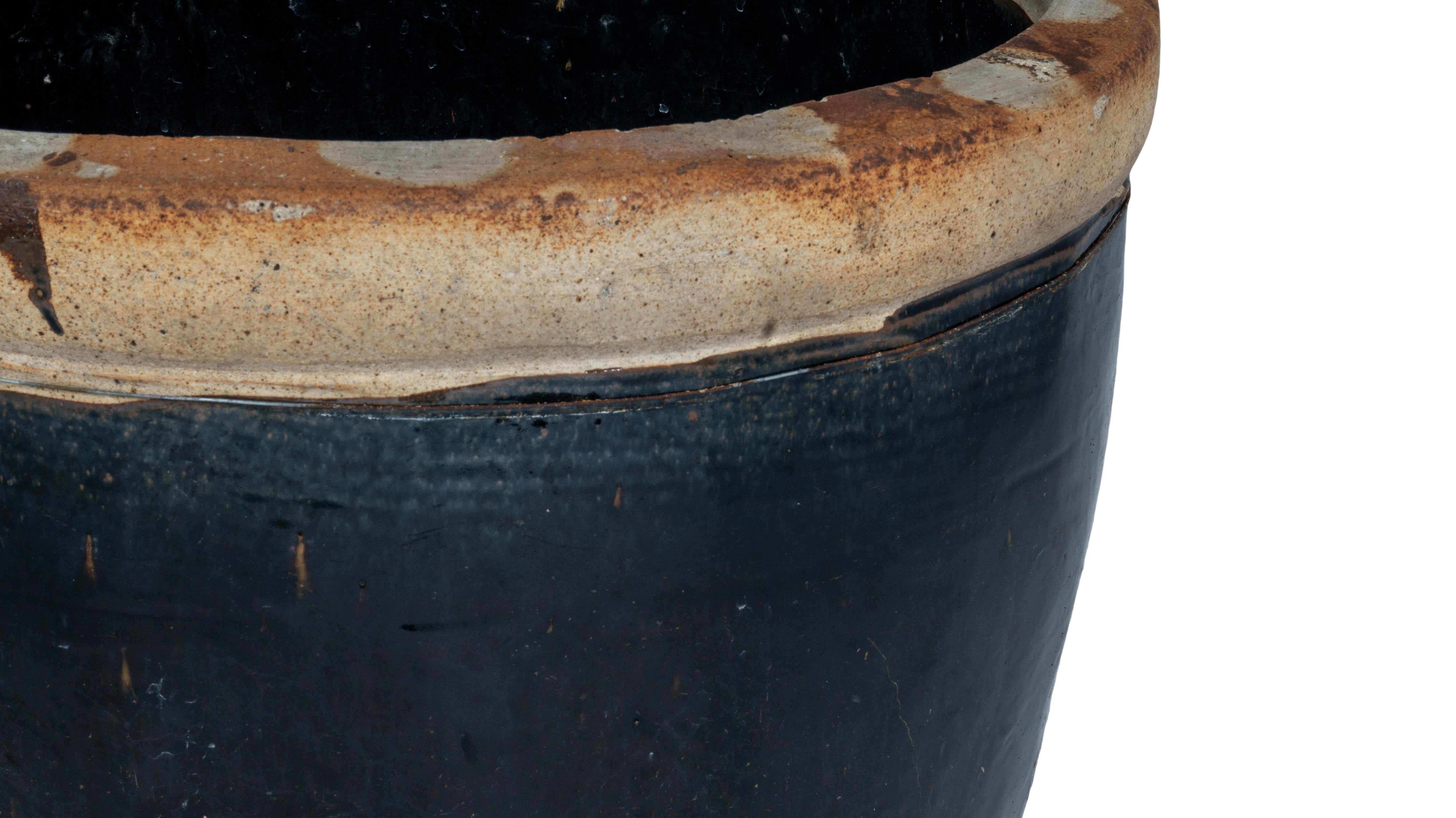 Organique Vase de rangement court en terre cuite émaillée noire en vente