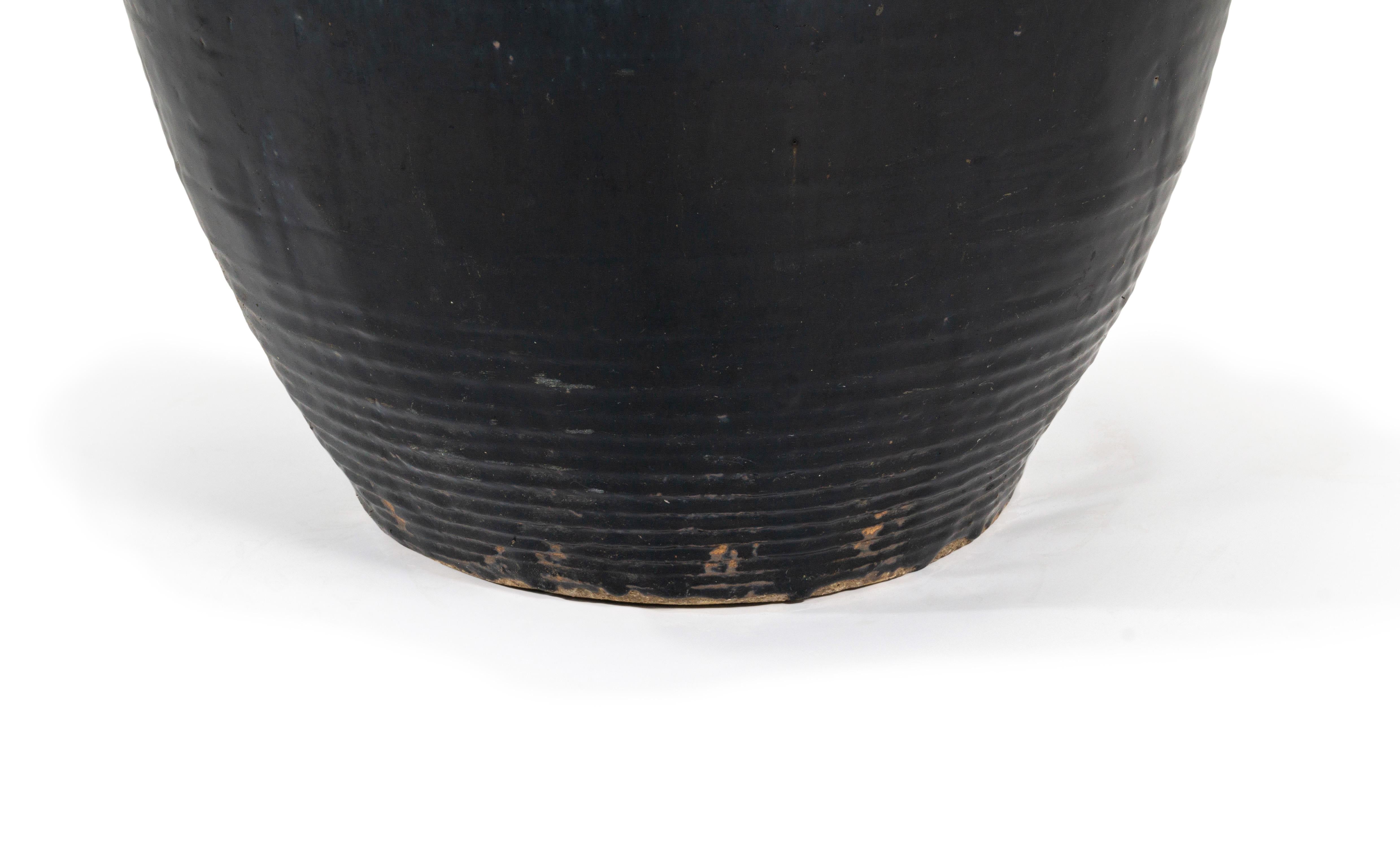 Vernissé Vase de rangement court en terre cuite émaillée noire  en vente