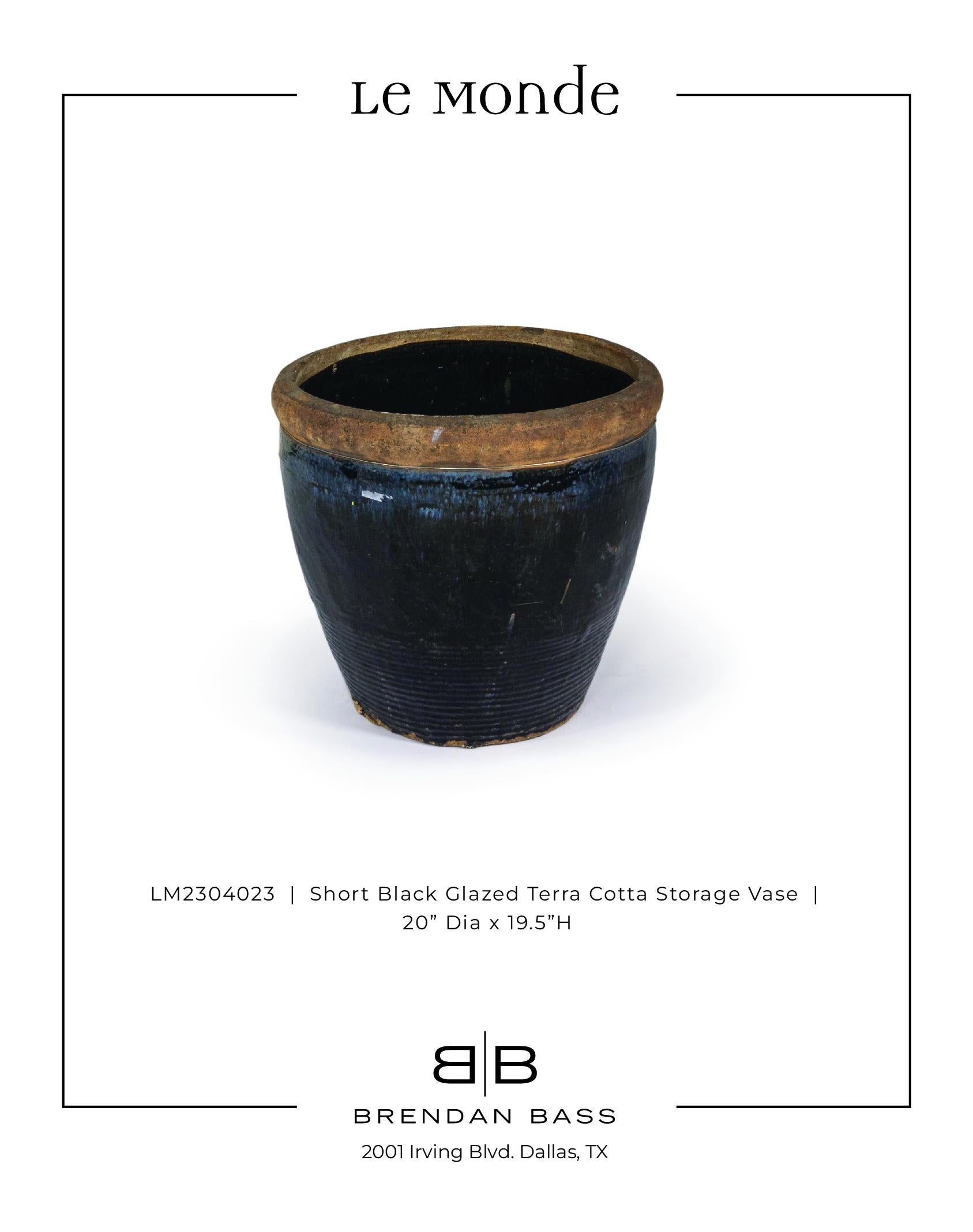 Short Black Glazed Terra Cotta Storage Vase In Good Condition For Sale In Dallas, TX
