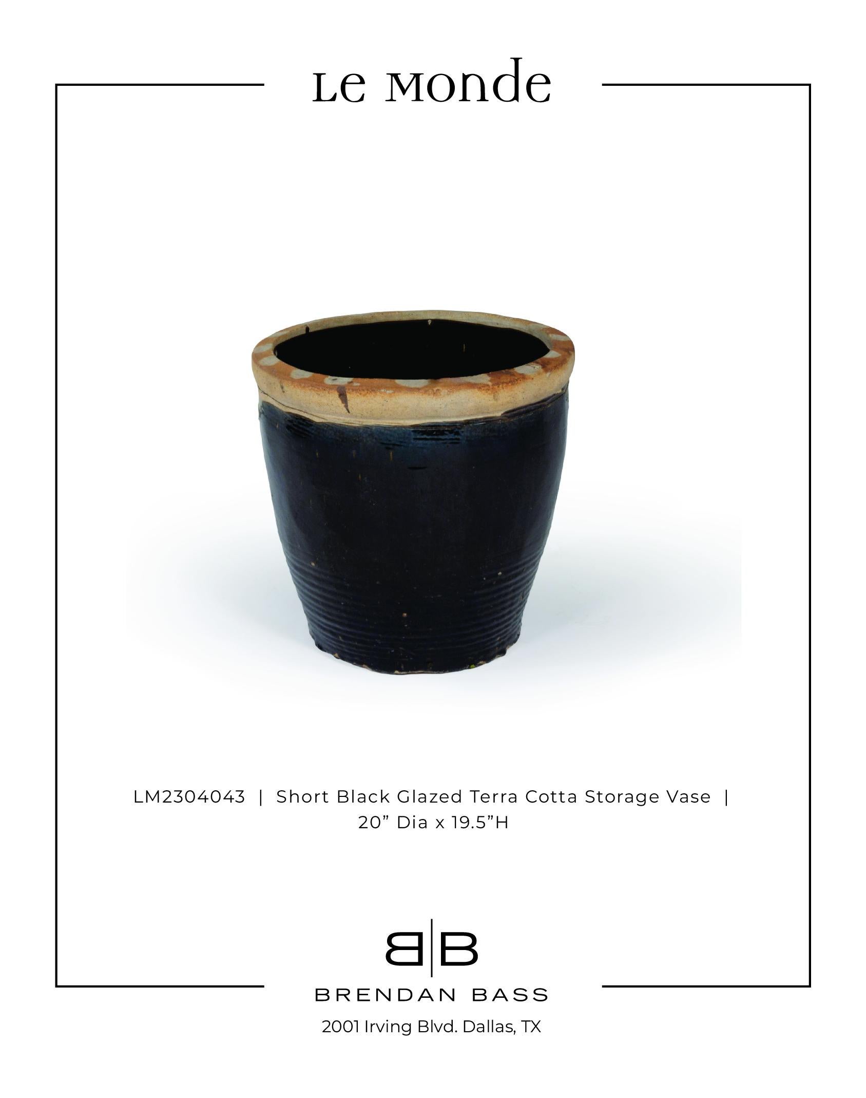 Vase de rangement court en terre cuite émaillée noire Bon état - En vente à Dallas, TX