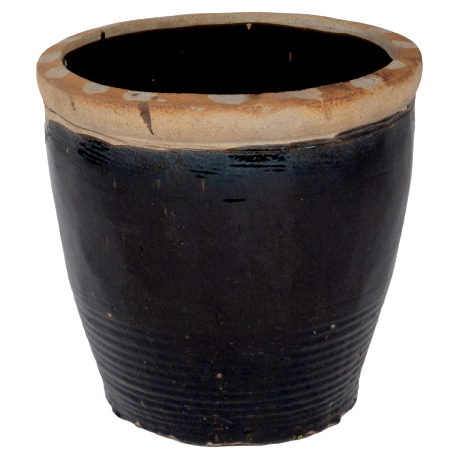 Vase de rangement court en terre cuite émaillée noire en vente